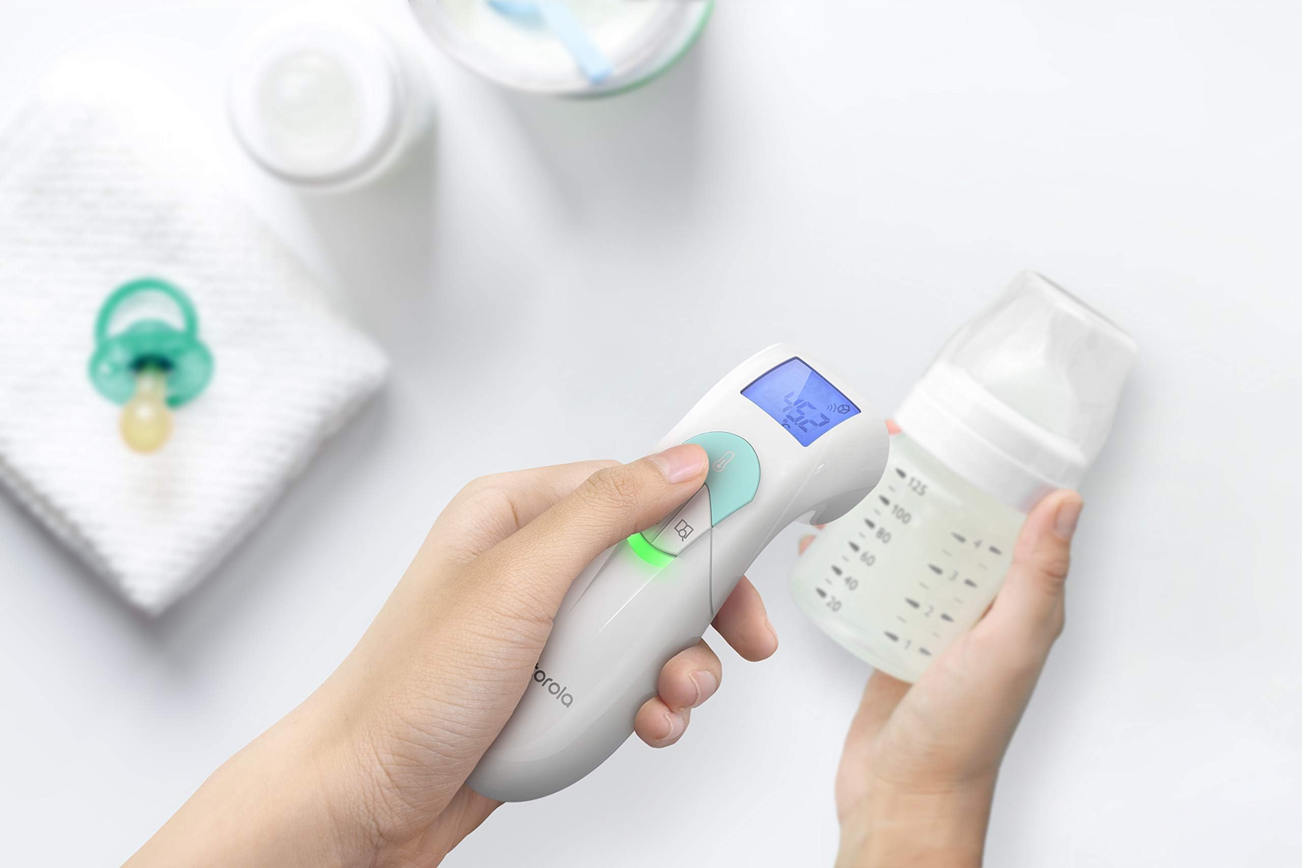 Motorola Baby MBP66NT Digital Kontaktlos Thermometer - Fieberthermometer für Erwachsene und Baby mit LCD Display - 2 Farben - Temperaturen von Körper, Nahrung und Flüssigkeit - Weiß