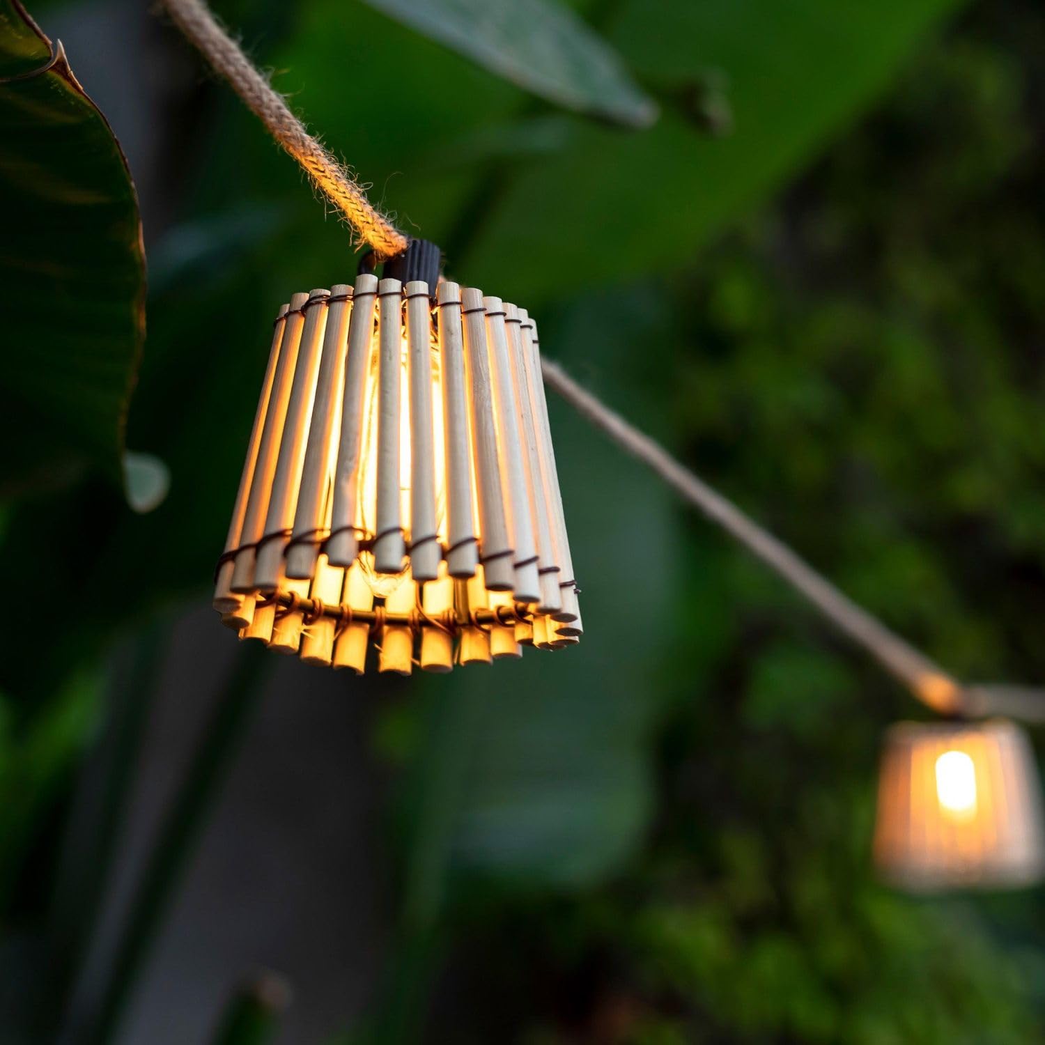LED Außenlichterkette mit Stecker 5m lang + 3m Kabel IP44 2200 K Bambus Schirme Lichterkette außen Garten Terrasse Balkon Beleuchtung