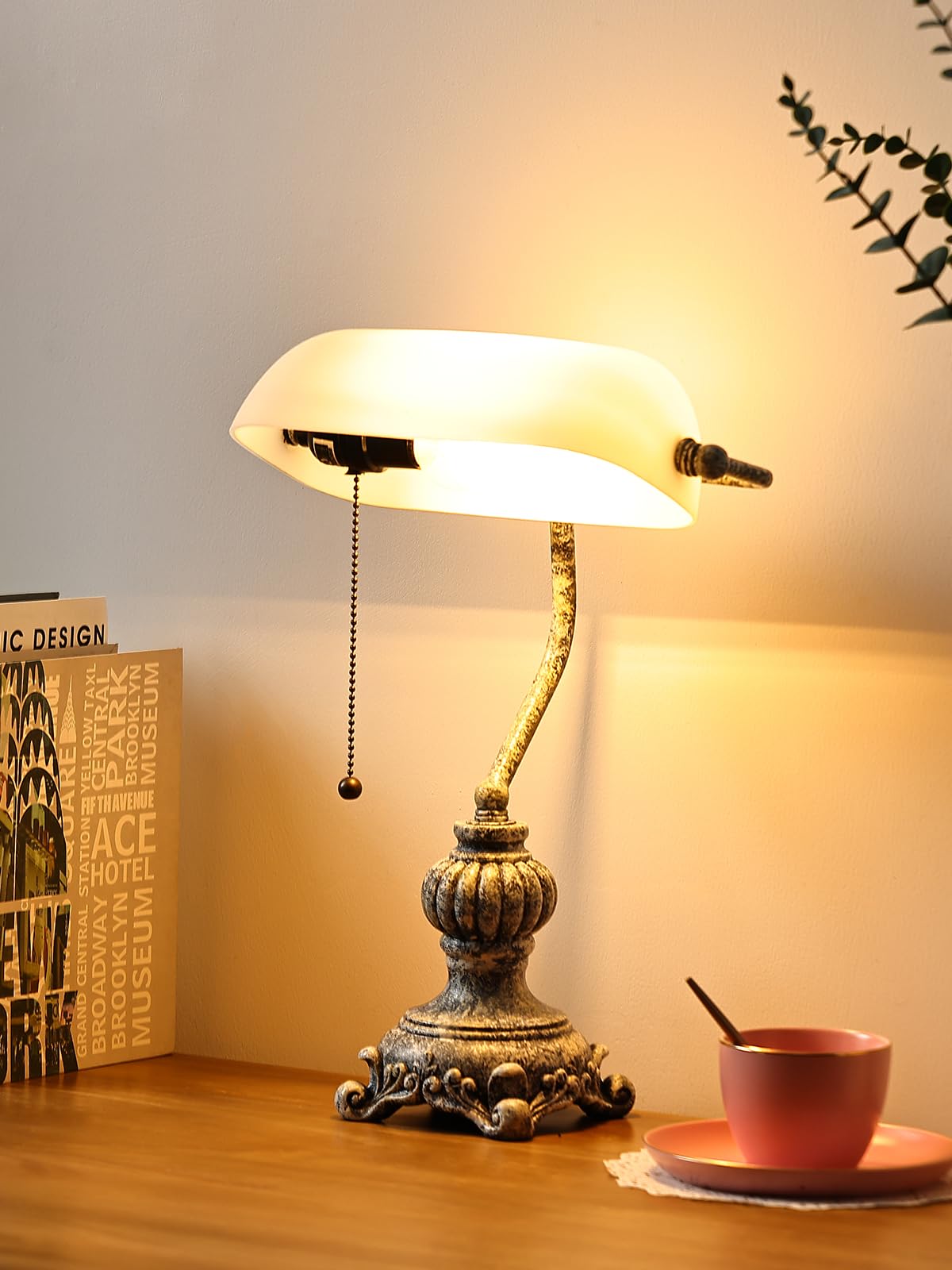 Retro White Mattglas Banker Schreibtischlampe für Home Office, Bibliothek mit Pull -Kettenschalter -Stecker, LED -Glühbirne enthalten