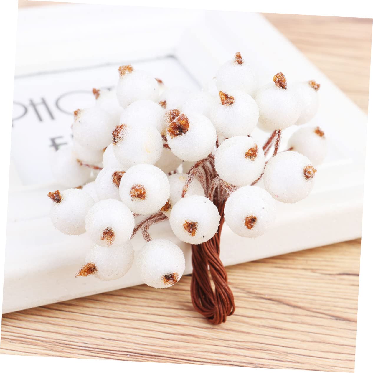 STOBAZA 800stücke Künstliche Frostbeeren Realistische Dekoration Für Hochzeiten Weihnachten Und Festlichkeiten Handgemachte Girlandenmaterialien Weiß
