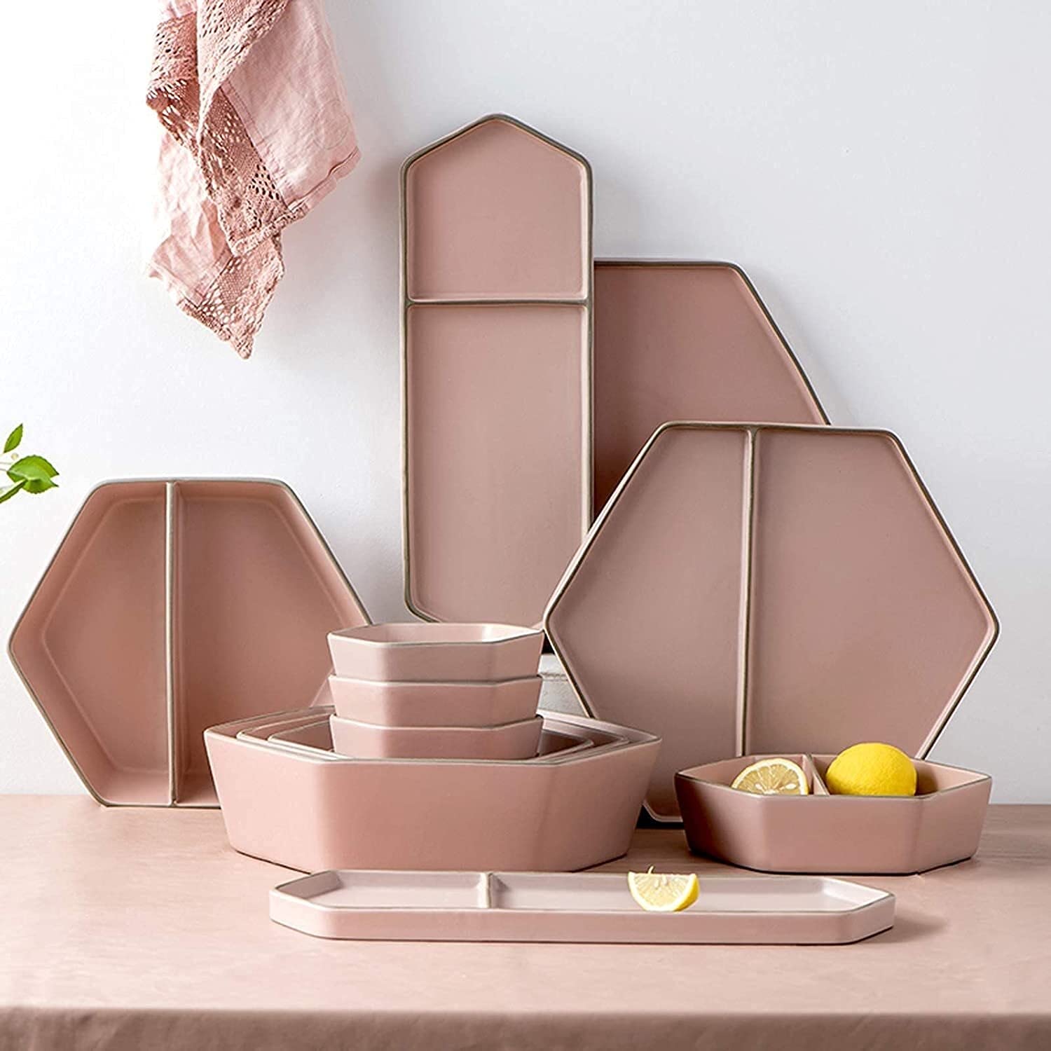 Różowa porcelanowa zastawa stołowa – 22-częściowy talerz i miski w stylu nordyckim – elegancka ceramiczna zastawa stołowa na wesela, przyjęcia i pomysł na codzienne użytkowanie