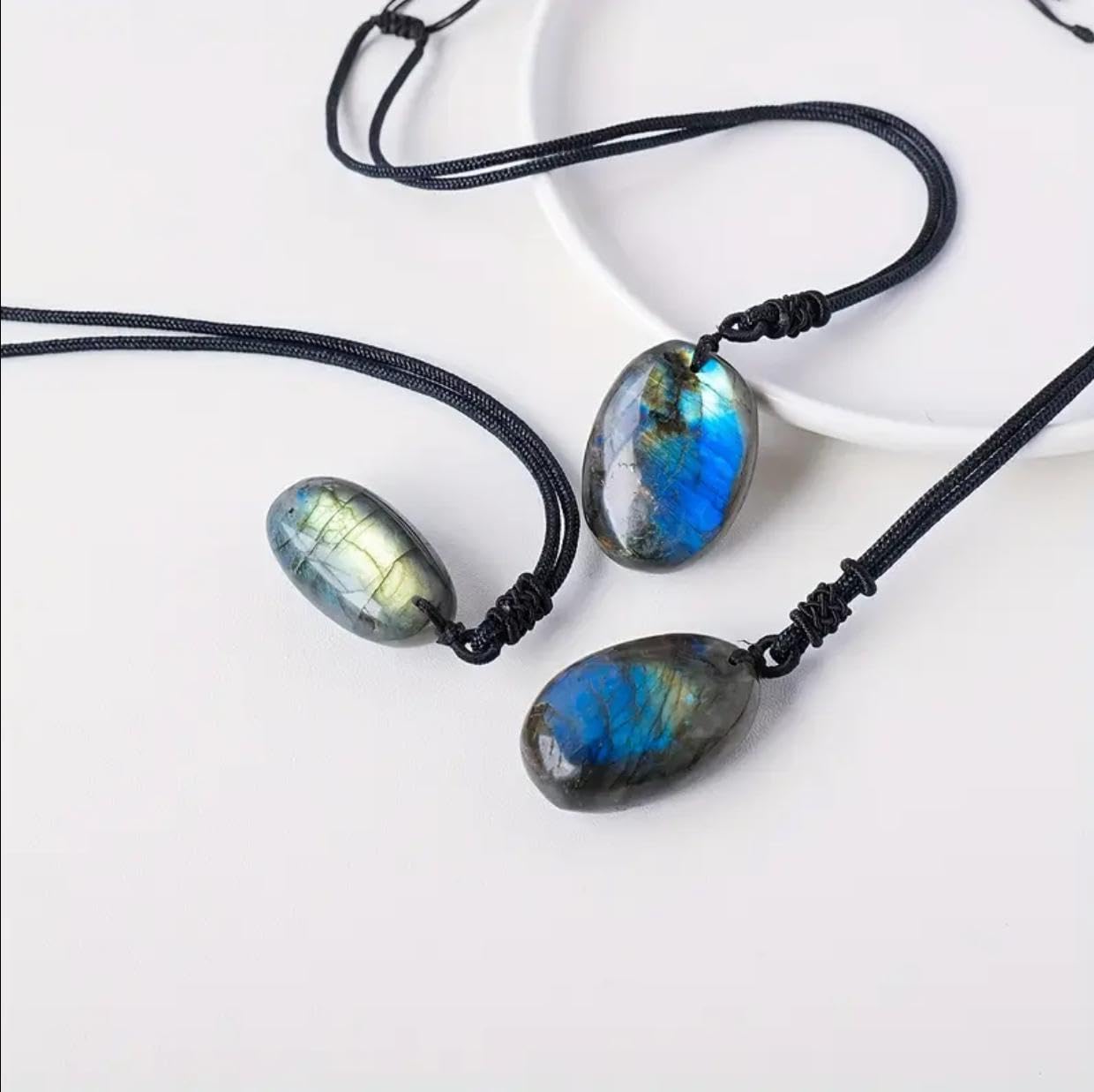 Collier en Labradorite Naturelle – Pierre Protectrice – Pendentif Ovale Poli avec Cordon Réglable – Bijou Énergétique pour Homme et Femme