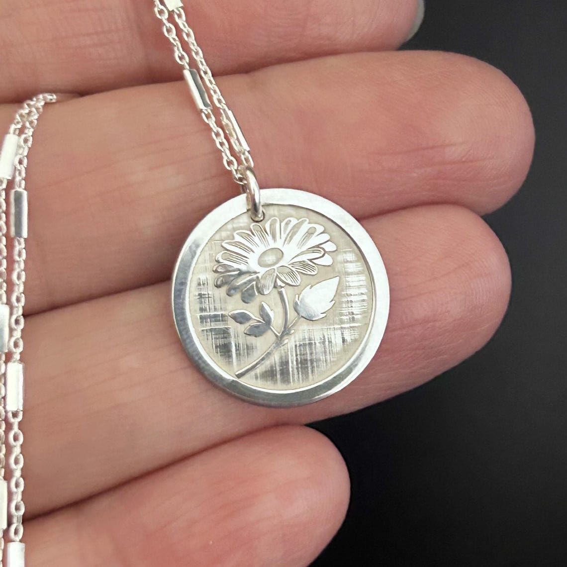 Collar con colgante de moneda con grabado de flor de 24 mm con cadena tipo cable de 45 cm | Plata de ley 925 | Joyería de regalo unisex | WW_PNDN_2119
