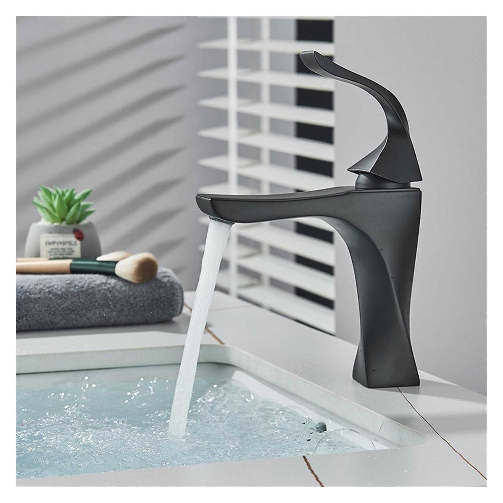Robinet de lavabo noir mat au design colonne spirale élégant pour salle de bains moderne