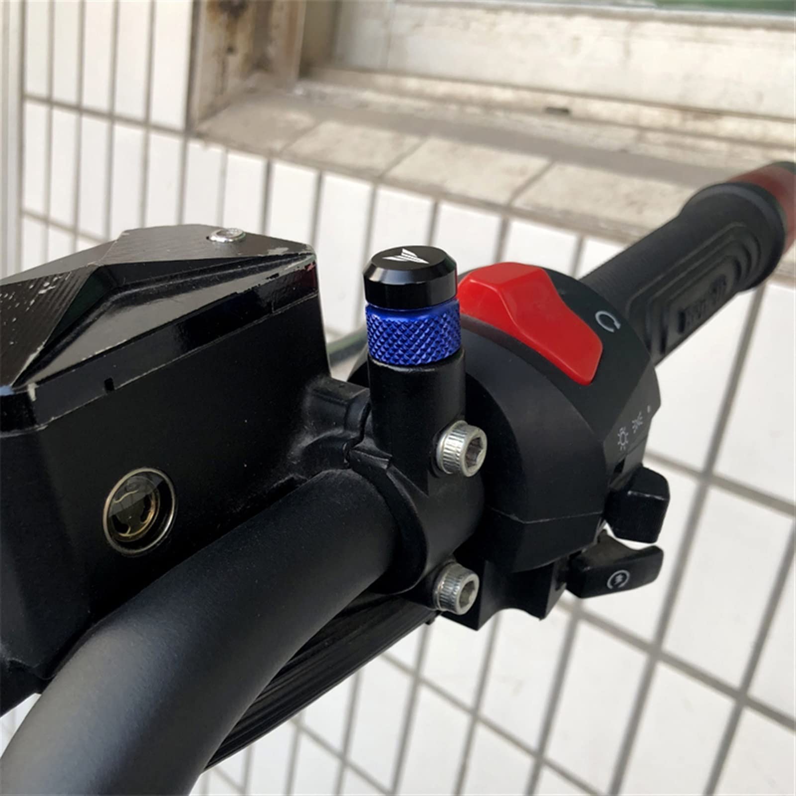 Vis En Aluminium M10 X 1,25 Bouchons Trou Rétroviseur Moto - Compatible MT07 MT09 MT10 FZ07 FZ09 (Rouge)