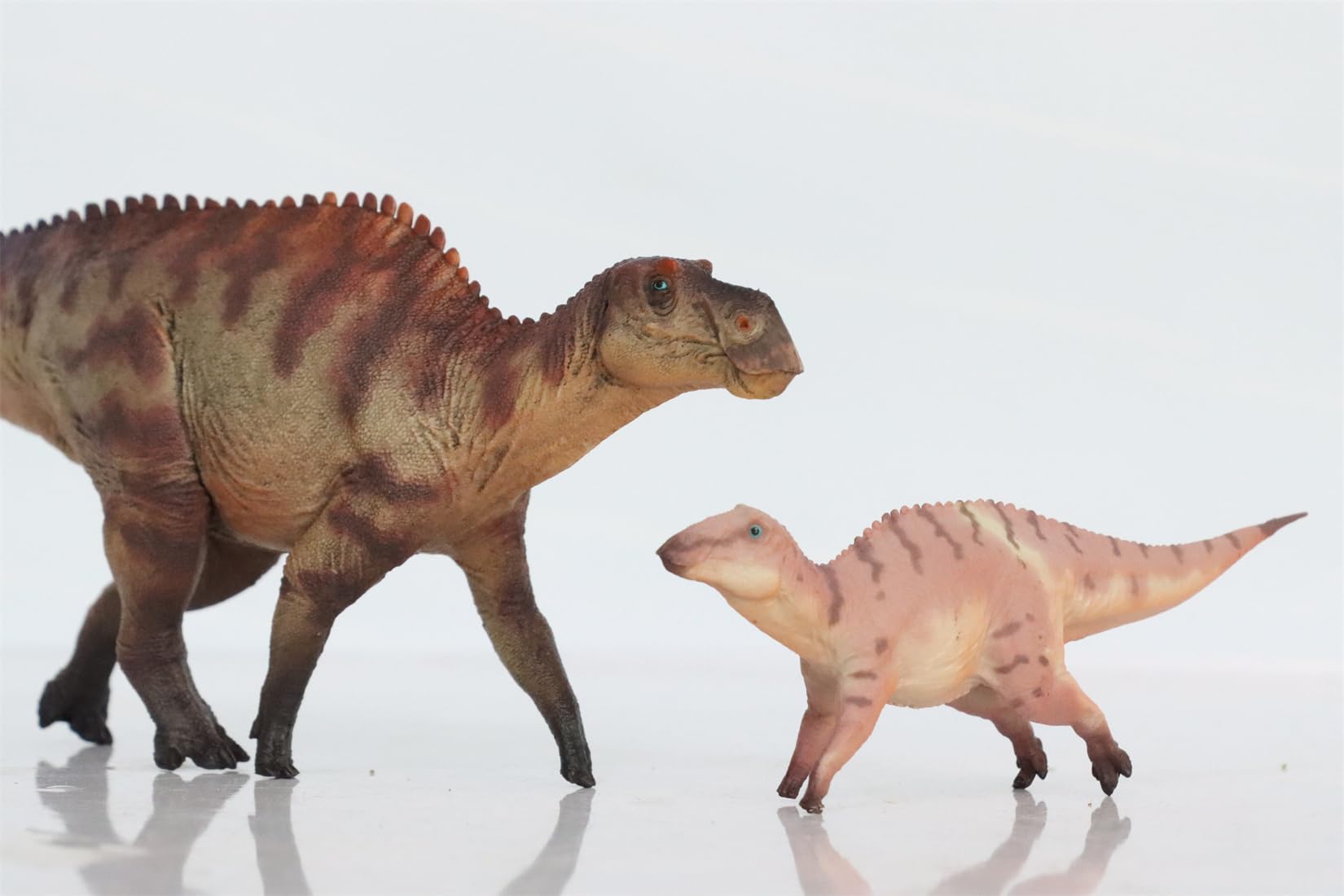 AMITD Figura de acción de dinosaurio de Maiasaura Mother and Son a escala 1:35 (rojo con caja)