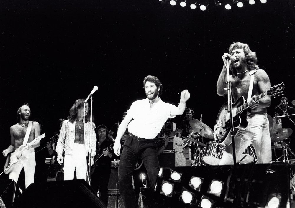 Foto Impresa de los Bee Gees en el Escenario con John Travolta (10 x 8) : Amazon.com.mx: Hogar y Cocina