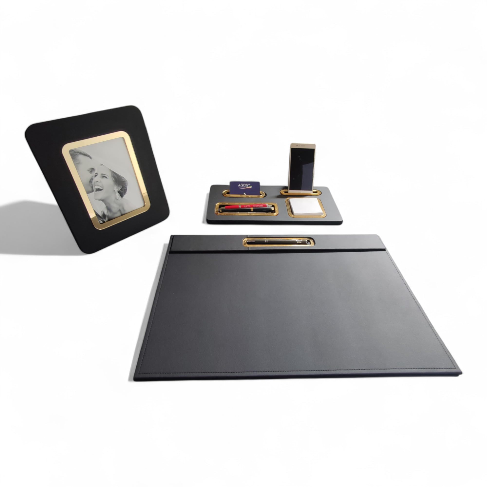 OGGETTANDO Set Scrivania in eco pelle PU Nera, 4 in 1 Organizer con Sup. smartphone, Porta Penne, Porta bigliettini, Porta carte ades., Portafoto, Sottomano Ufficio Casa (ACR. ORO)