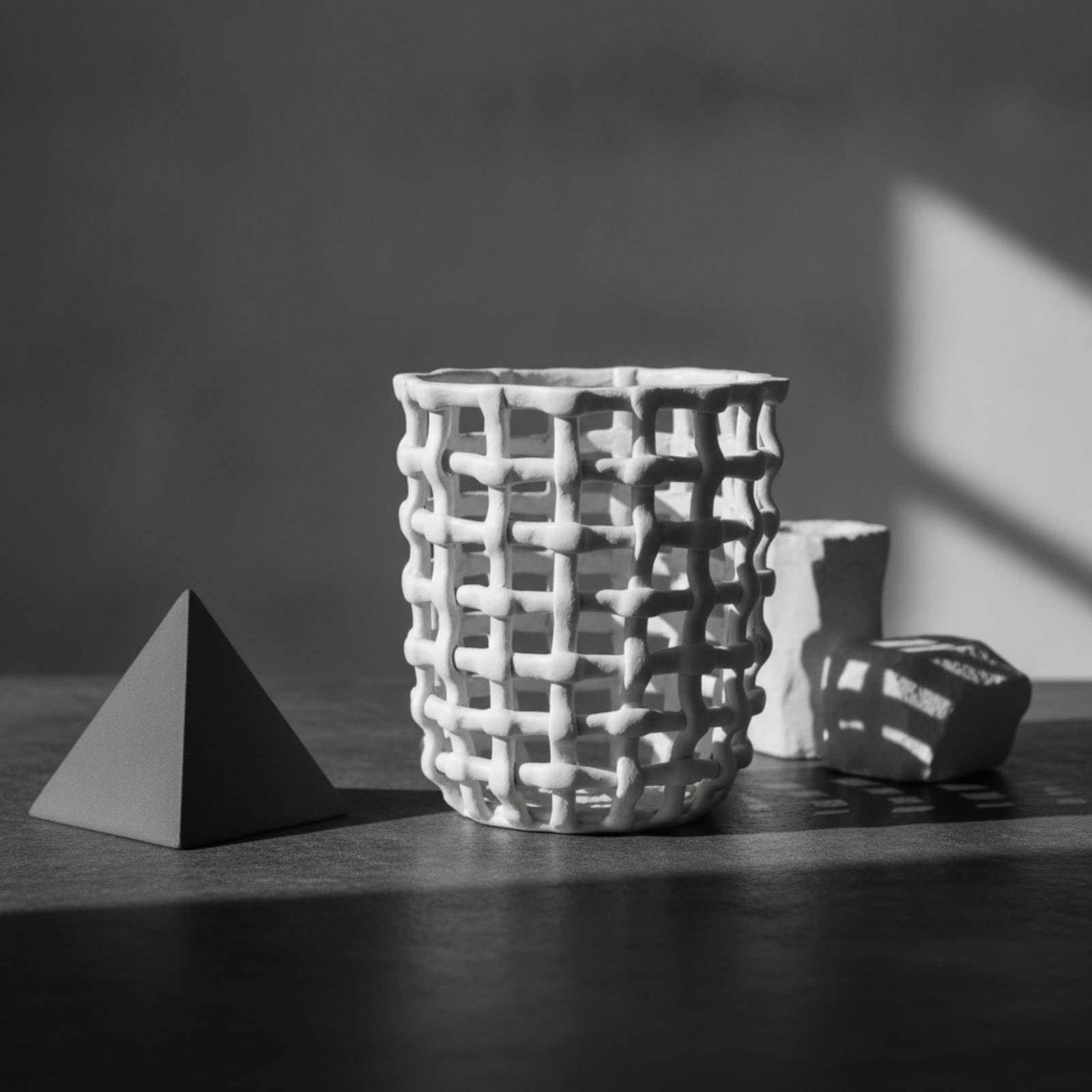 Gralara Pot avec Structure En Treillis Sculptural Panier à Magazines Pratique Porte-Revues pour Bureau, Salon, Étagère, Noir