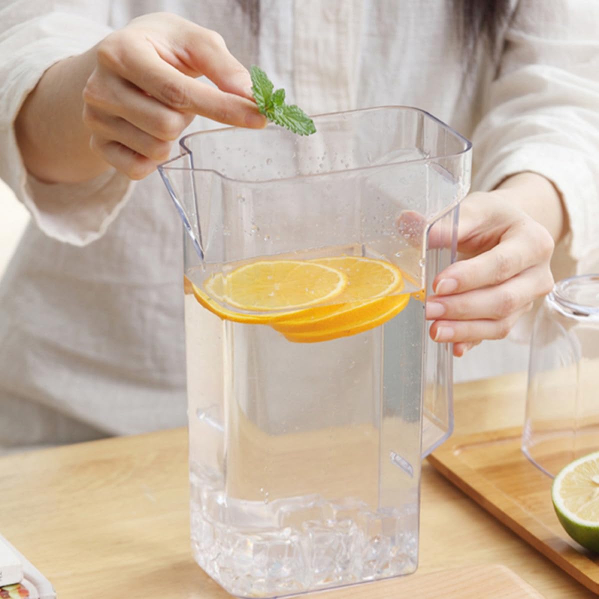 Jarra de Agua Fría de Plástico Asa 1600ml y Tapa Madera | As y Pp, Transparente, para Bebida Casera y Té Helado, Uso en Cena o Barbacoa