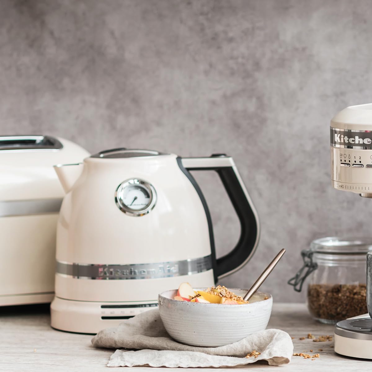 KitchenAid Hervidor de Agua Eléctrico con Control de Temperatura - Calentador Eléctrico de 1,5L - Artisan - Jarra con Filtro Antical Extraíble - 2400W - Crema