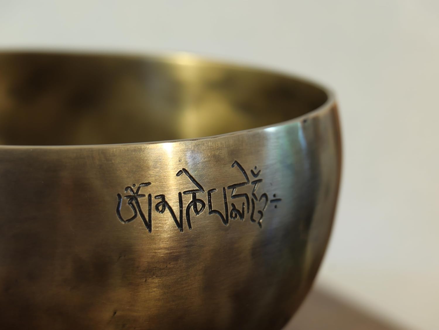 Bol Tibétain Lunaire Ø +/- 16 cm, Note DO, Méditation, martelé à la main au Népal, 7 métaux. Fabrication durant la pleine lune. Avec bâton et coussin. Pièce rare et unique, Stock FRANCE