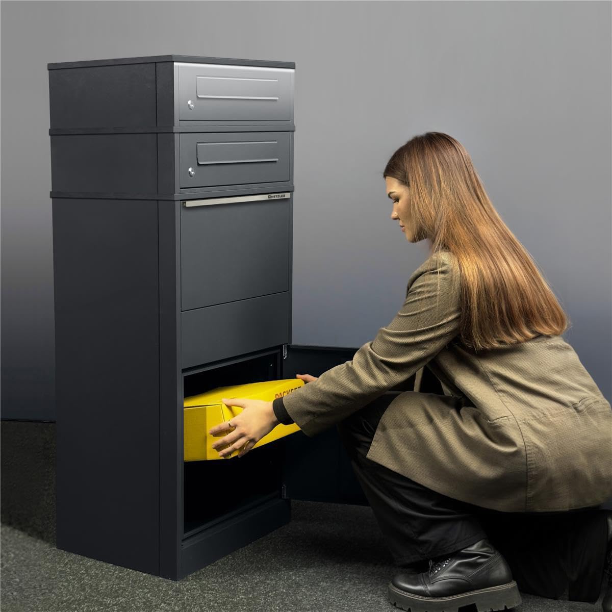 Metzler Paketbox freistehend mit LED-Solarbeleuchtung und abschließbaren Fächern in Anthrazit RAL 7016, wetterfest und rostfrei für kontaktlose Zustellung im Außenbereich, Edelstahl, Postkasten groß