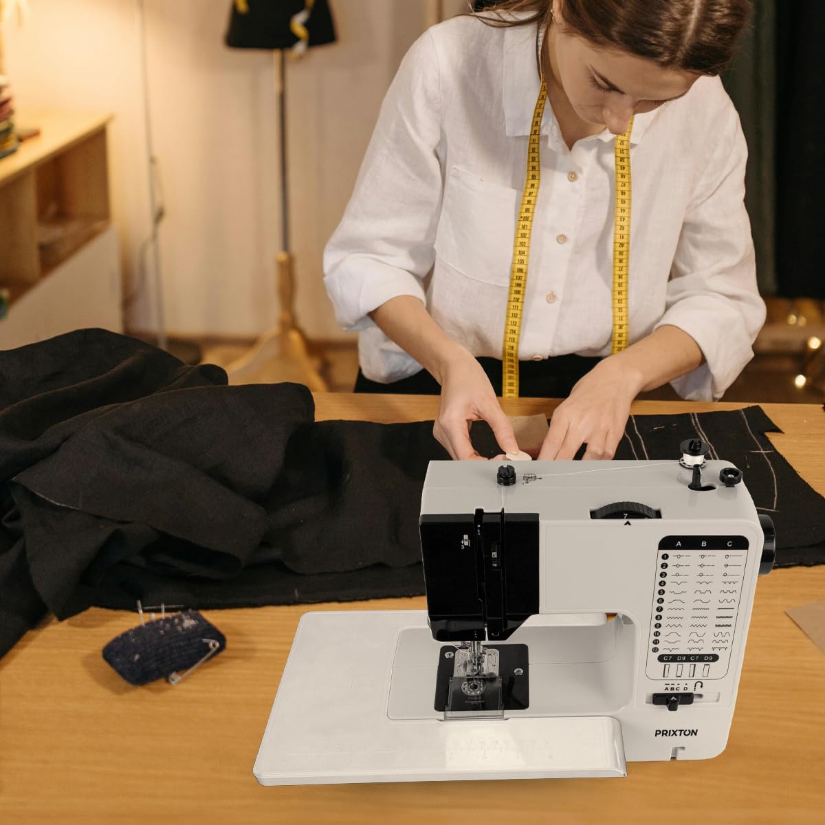 PRIXTON Macchina da cucire P125, 38 punti diversi, 2 velocità, tavolo espandibile, cassetto per accessori, lampada e pedale inclusi