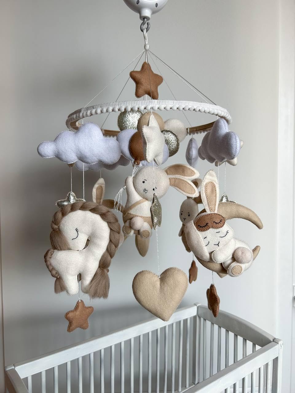 Baby mobile Montessori Giostrina lettino per neonato Carillon giostrina musicale in feltro, idea regalo neonato baby shower (Coniglio con palloncini)