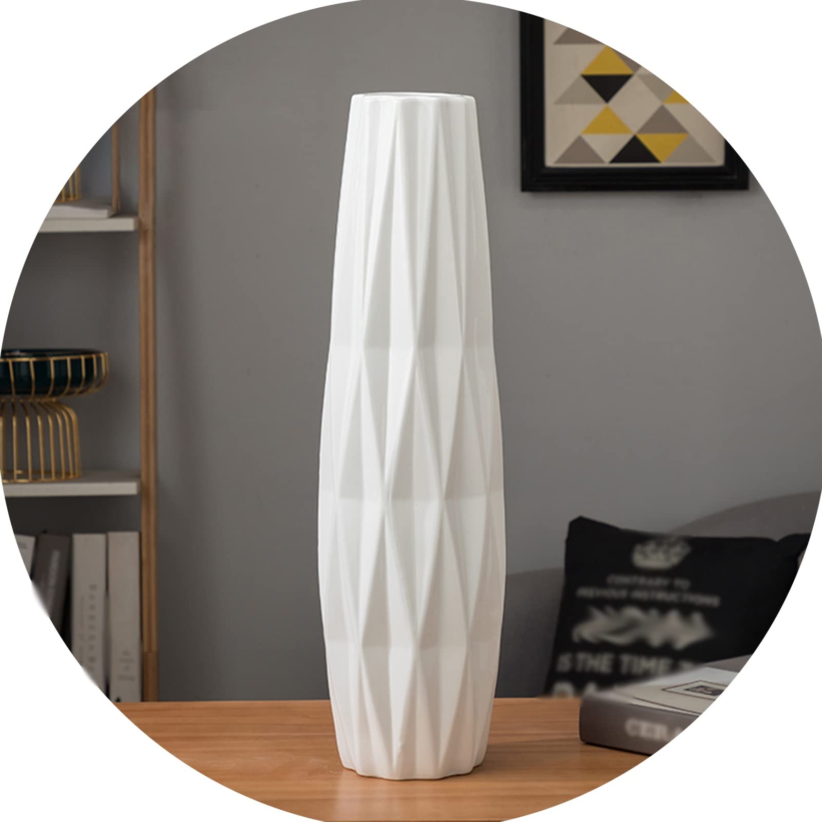 Grand vase de sol blanc et doré sublime votre salon avec des branches séchées