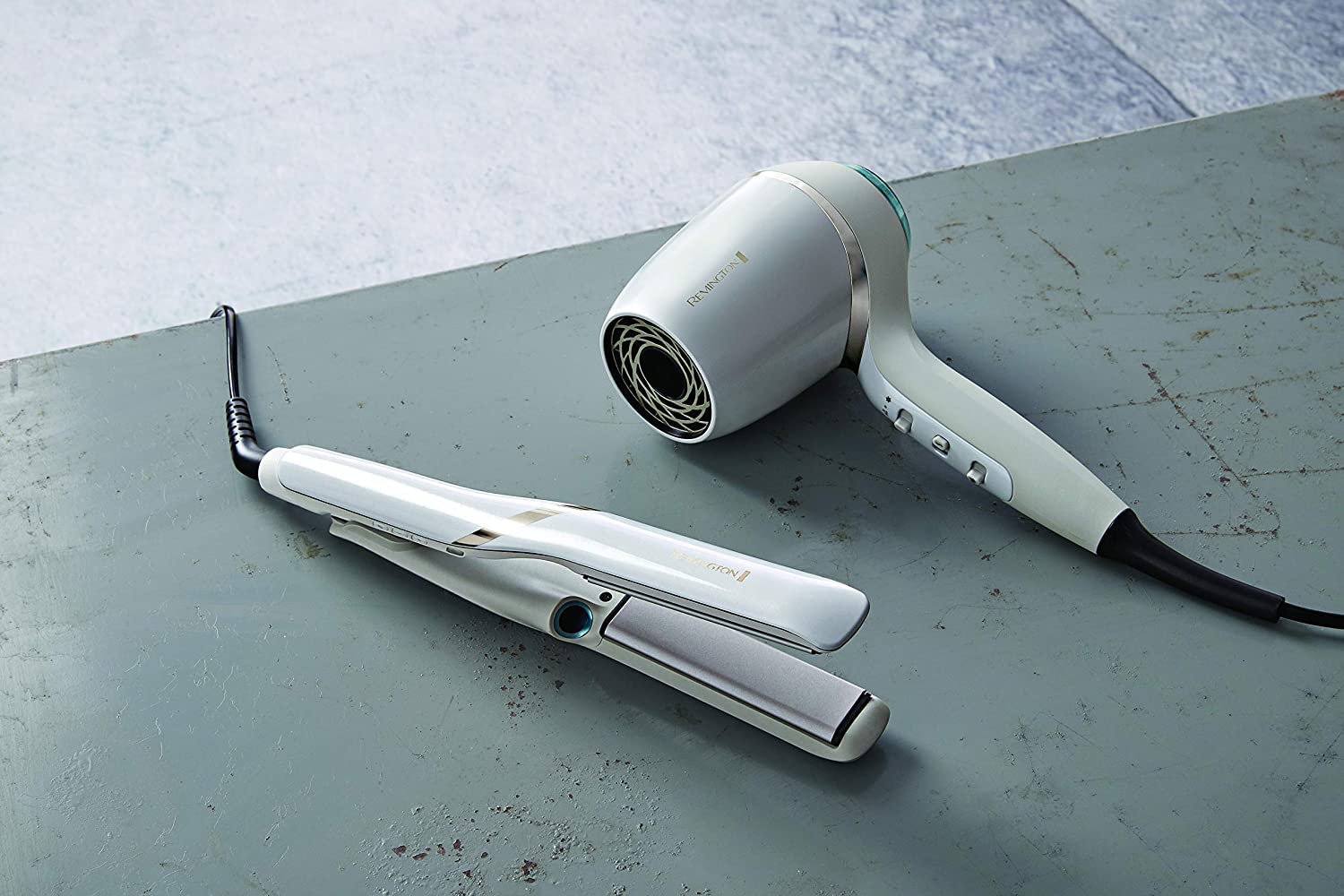 Remington Haartrockner Ionen [kompakt & Leistungsstark & Schonend] Hydraluxe Pro (Digital Motor, 2400W, 160km/h, 3 Stylingaufsätze,Hydracare Sensor Technologie - Schutz Vor Hitze-Schäden) EC9001