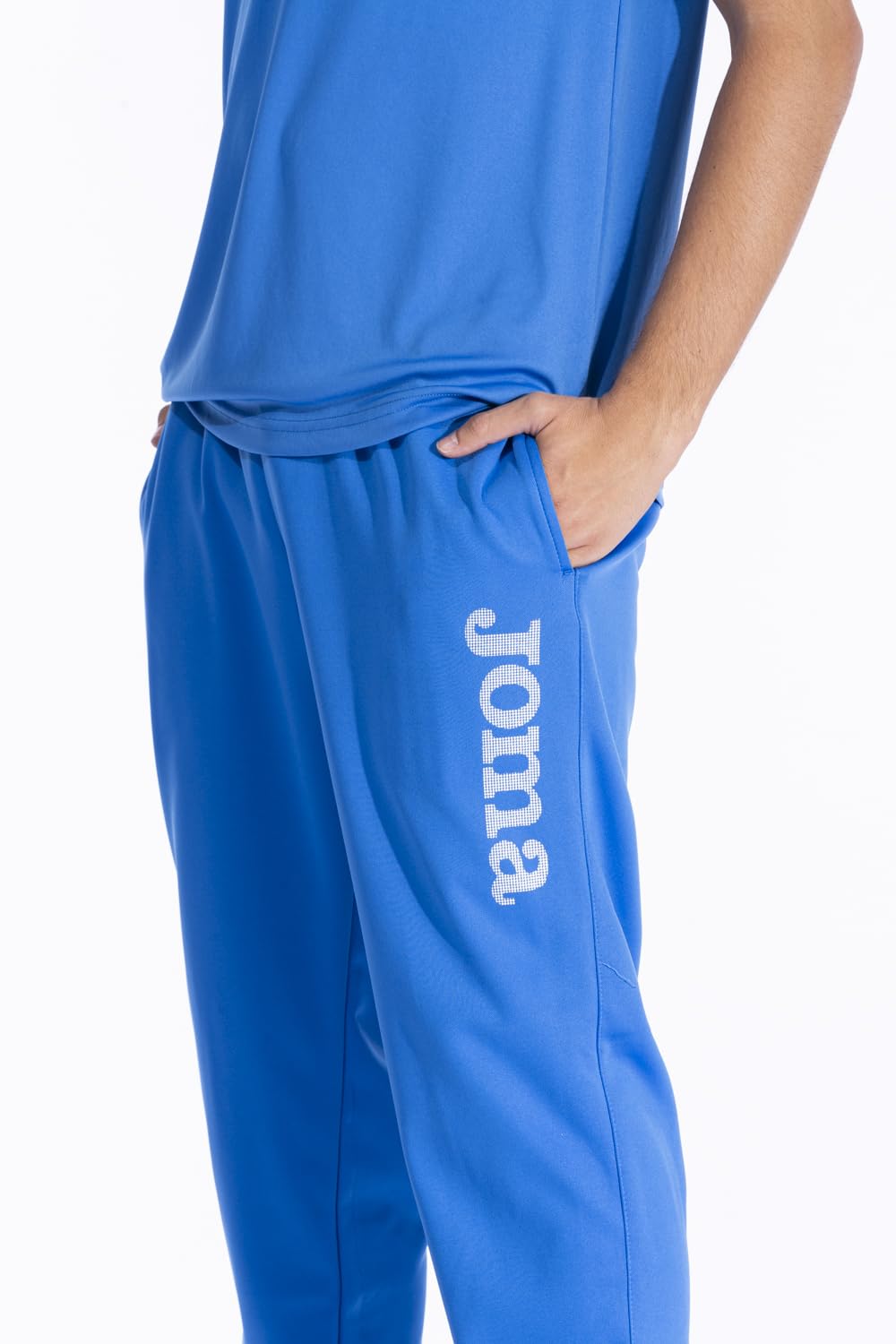 Primer plano de la cintura elástica y el tejido polar interior del pantalón Joma Suez.