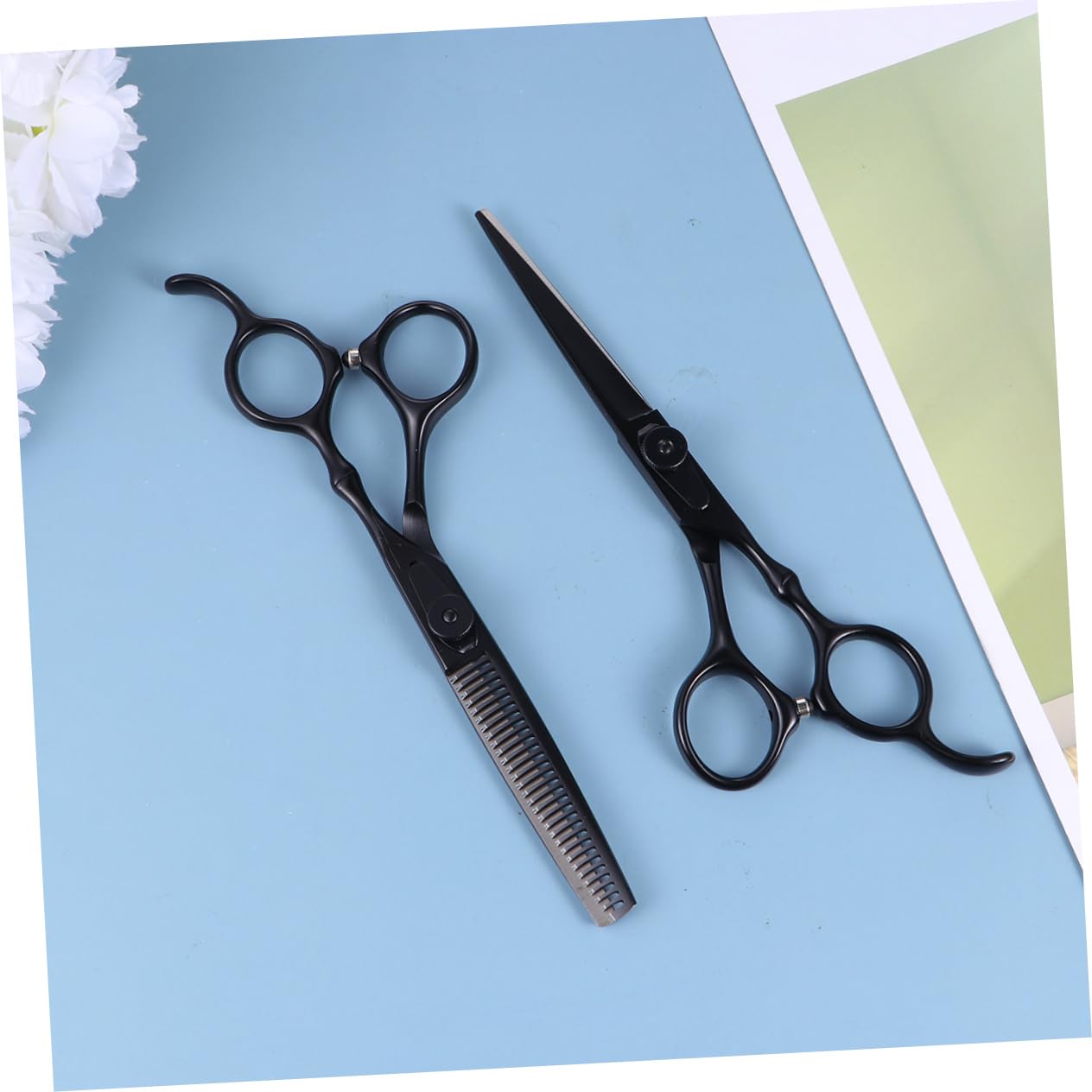 Set in Acciaio Inox 2 Pezzi Forbici Parrucchiere Professionali | Nero, Pettine Incluso, Uso Salone e Casa, Taglio Liscio Impugnatura Facile