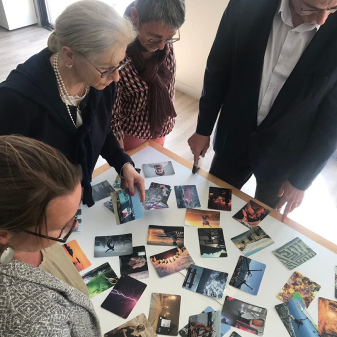 Enjoy Art - Jeu de Cartes Photomô – 48 Cartes Postales pour S’Exprimer – Développement Personnel & Coaching – Outil Thérapeutique – Gestion des Émotions & Intelligence Émotionnelle - Enfant, Adulte