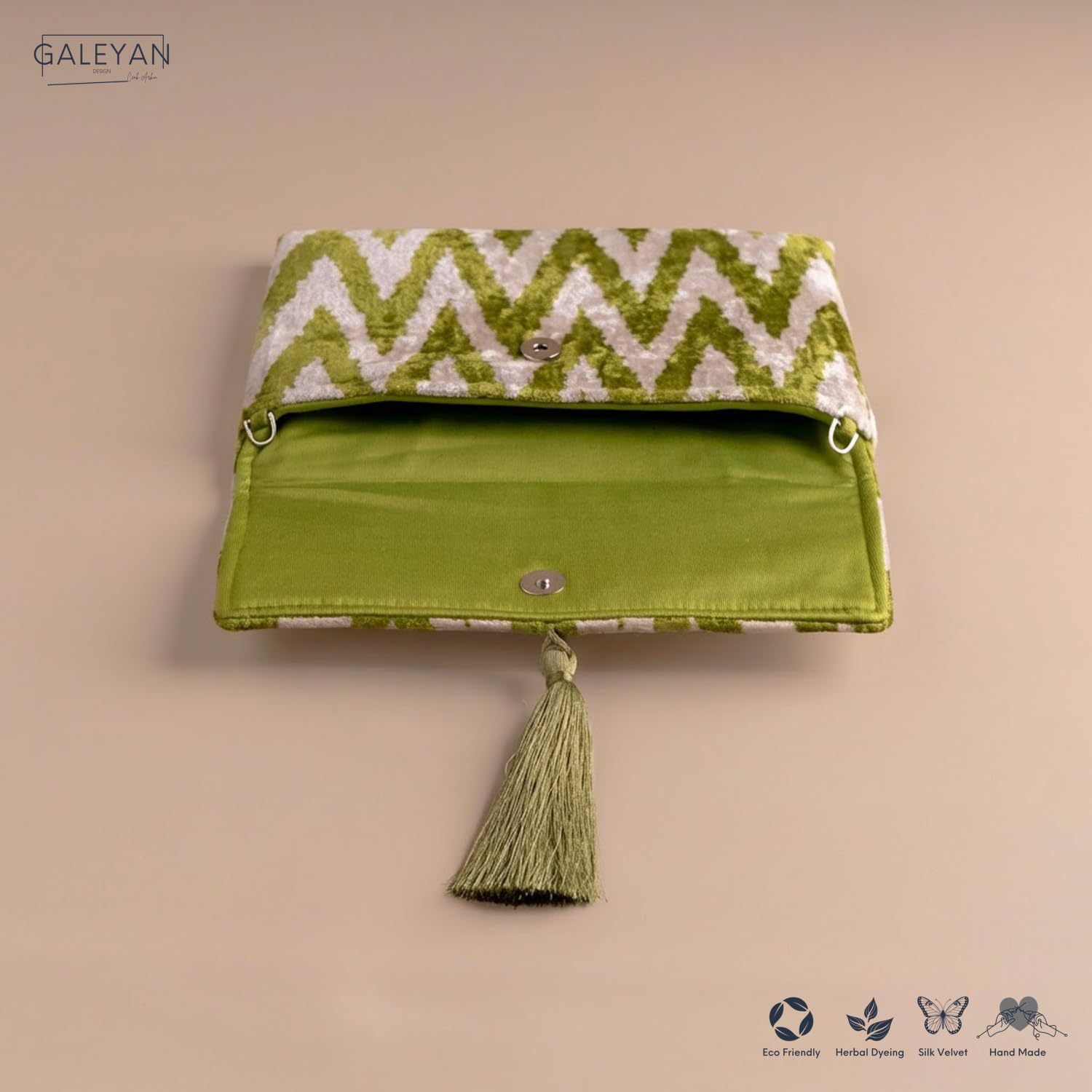 Bolso Ikat de terciopelo de seda hecho a mano, estilo sobre, diseño bohemio, patrón étnico, opción de correa de cadena, bolso de mano de fiesta de noche, bolso de mano premium, blanco roto