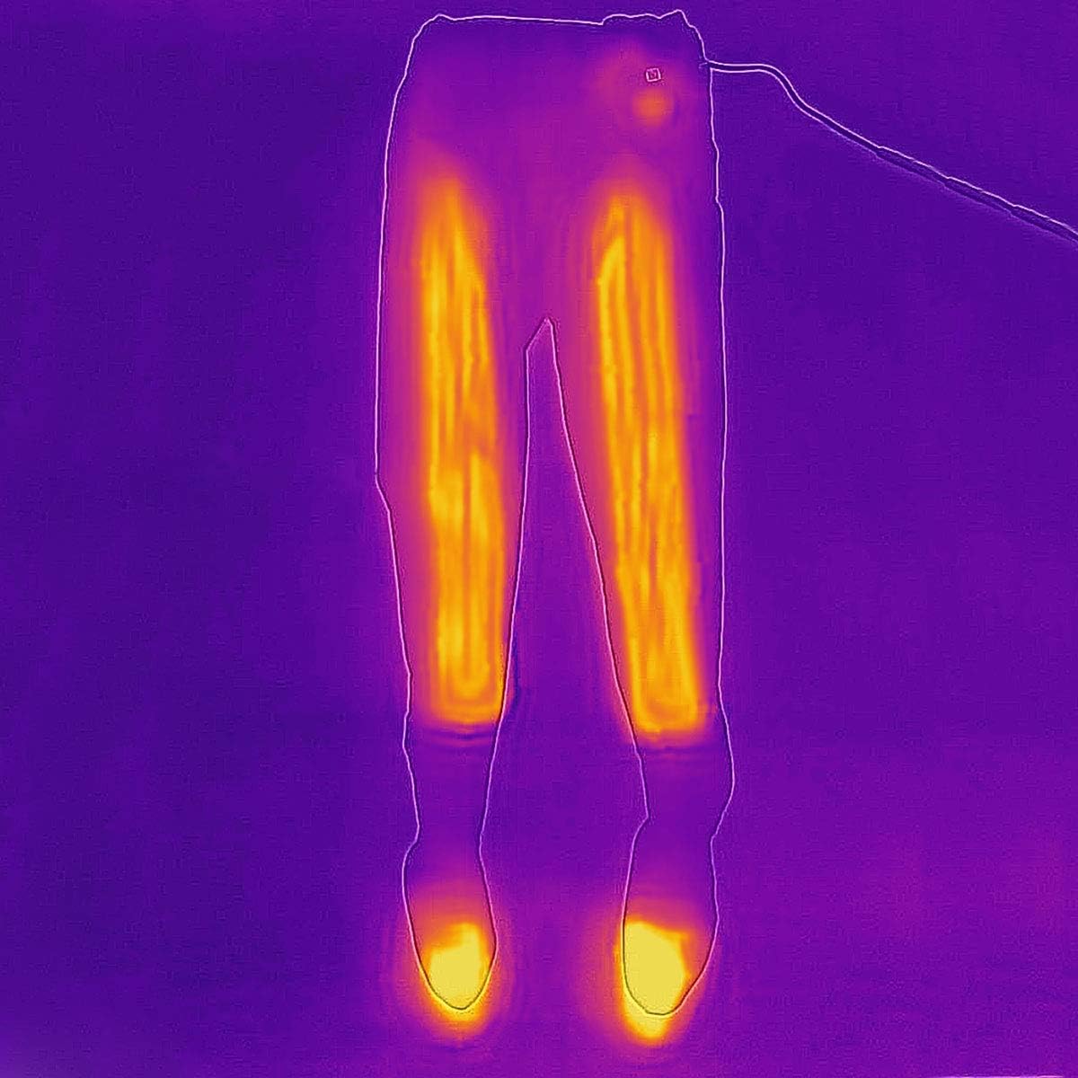 コミネEK-113本体の外観。12V給電で発熱ユニットを備えた電熱インナータイツ