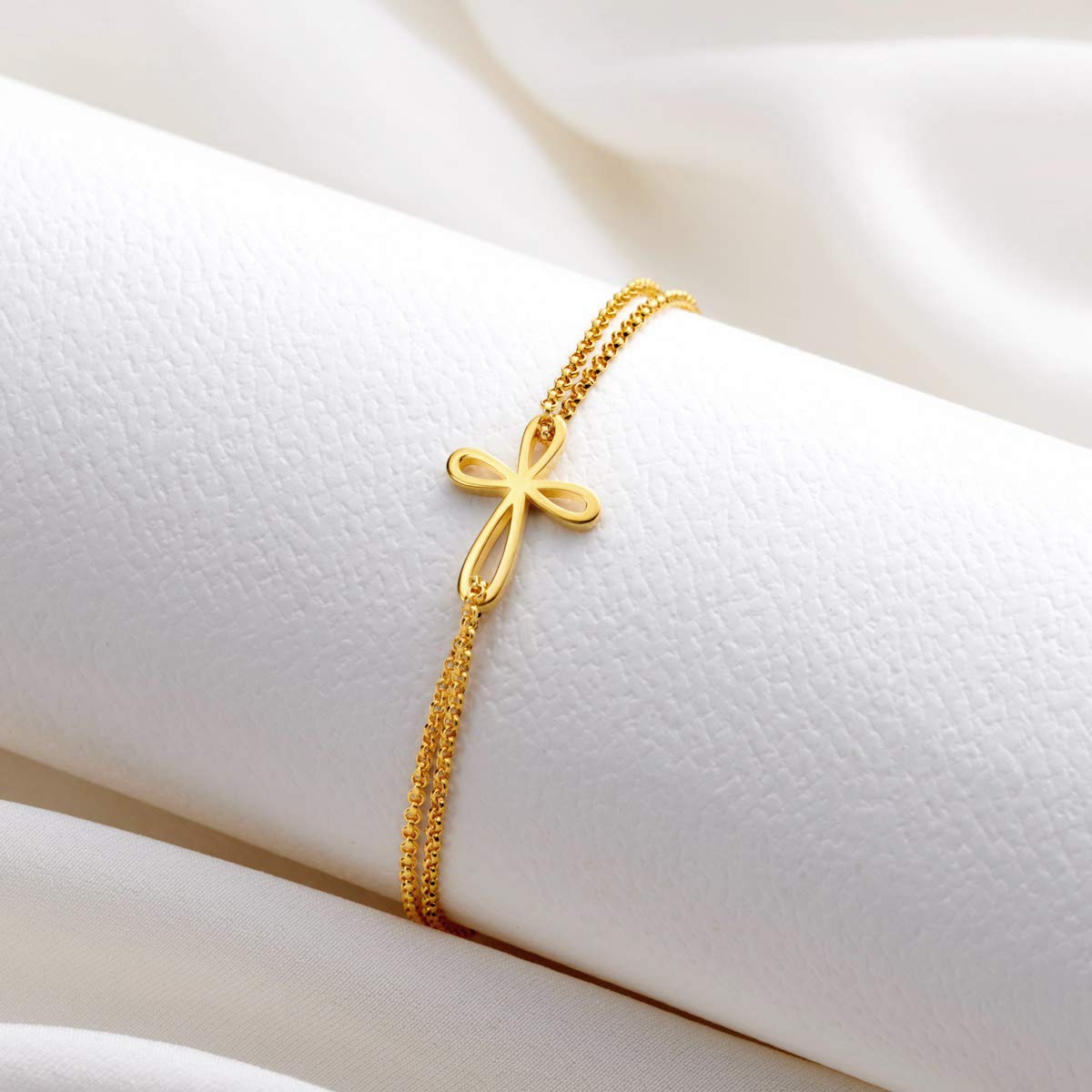 Molly Brown London - Braccialetto placcato oro 18 carati, con croce e scritta "Love", ideale per battesimo, comunione, per ragazze, damigelle d'onore e damigelle d'onore