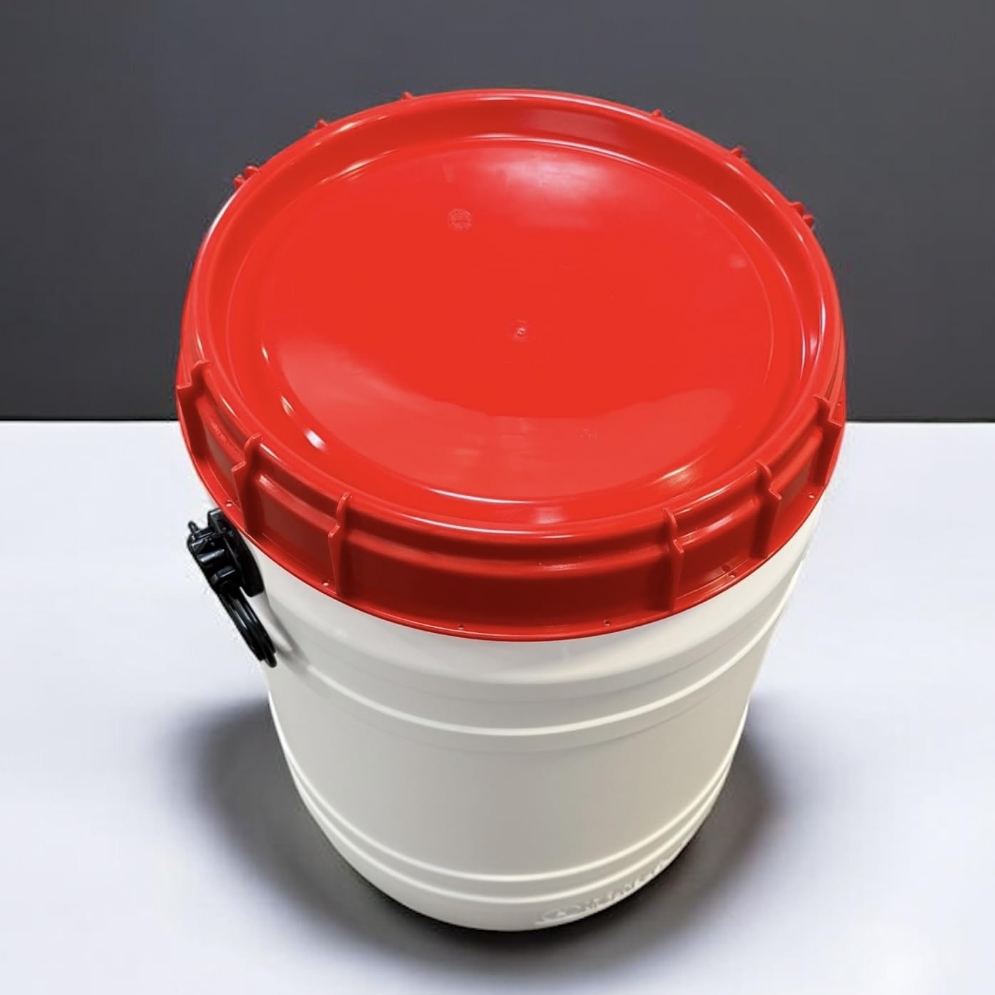 Baril Fut Tonneau Curtec 64 litres Jerrican Tonnelet de Stockage et de Transport à Grande Ouverture, Plastique Blanc et Rouge, Couvercle à visser, Etanche