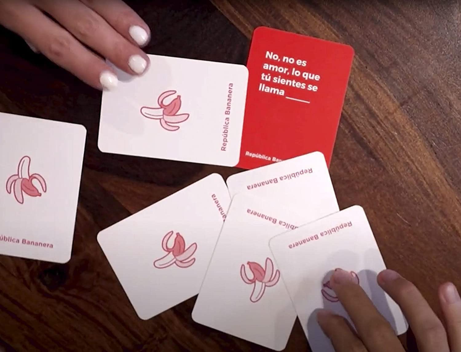 La Vacuna Española -República Bananera - Juego Cartas para Fiestas - Juegos de Mesa en Español - Risas con Amigos, Diversión Asegurada - De 3 a 69 Jugadores - 150 Cartas (Pack República Bananera)