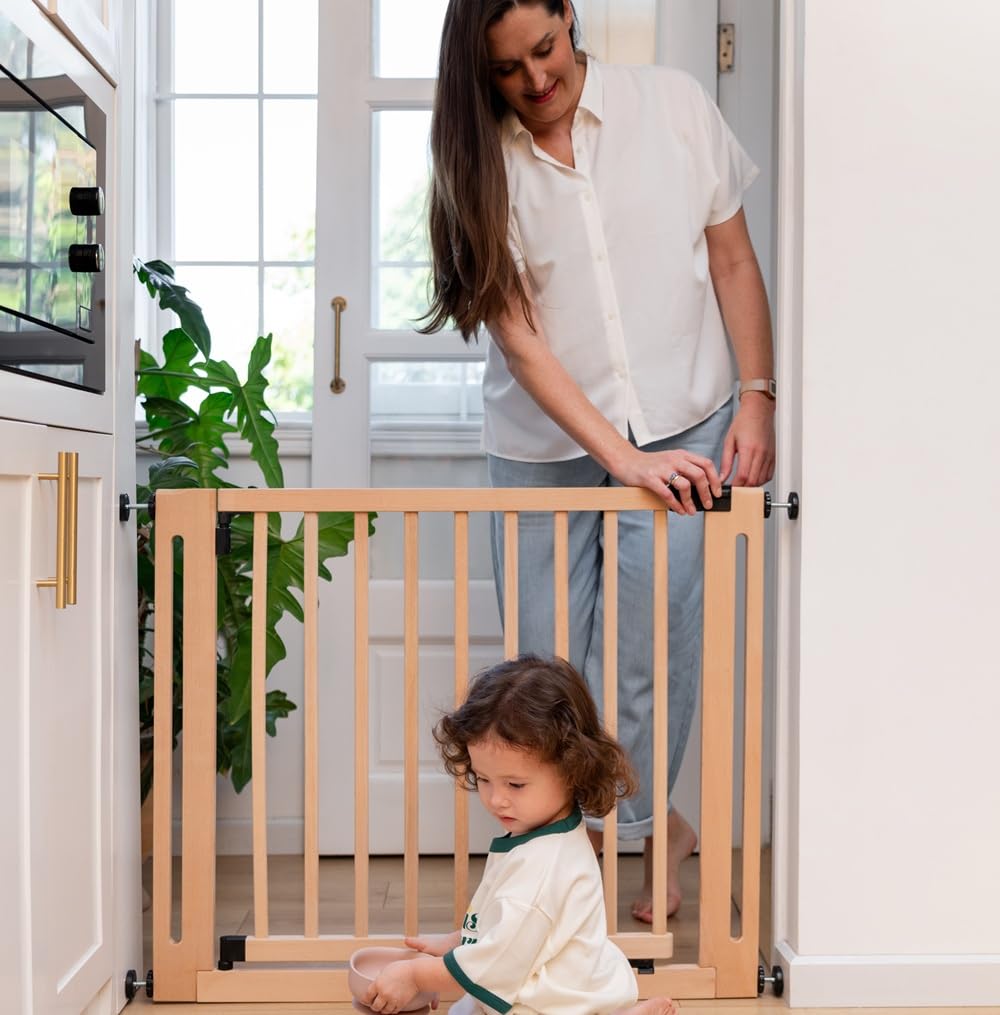 Safetots Puerta Elegante de Seguridad De Madera, Natural, 63cm - 71cm, Puerta de Seguridad con Ajuste por Presión, Puerta para Bebés para Escaleras, Pasillos y Puertas | No requiere taladrar, puerta de una sola pieza sin extensiones, puerta extra ancha y
