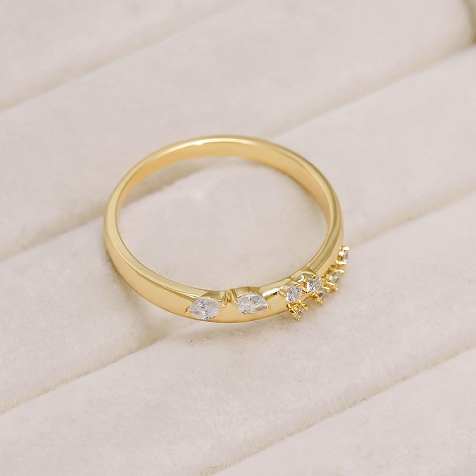 Au 375/585/750 - Alianzas de oro amarillo con moissanita marquesa