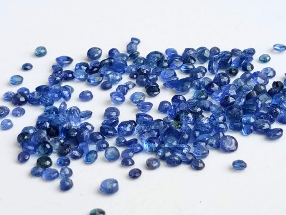 kamienie o szlifie niebieskim szafirem o średnicy 1–2,5 mm, Naturalny okrągły szlifowany szafirowy kamień, Okrągłe kamienie o szlifie szafirowym na biżuterię (opcje od 1 do 5 karnetów) - APH37