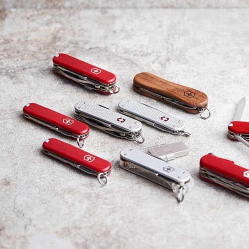 Vista 44 de Victorinox Classic SD Precious Alox Swiss Army Cuchillo compacto de 5 funciones de fabricación suiza con hoja pequeña, destornillador y llavero