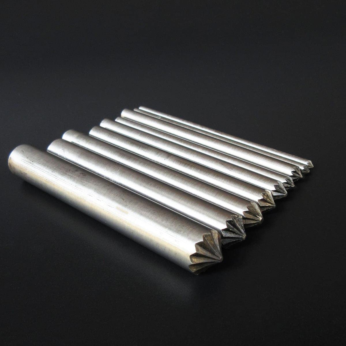 Perforatrice en métal à visser pour œillets finis sans effort