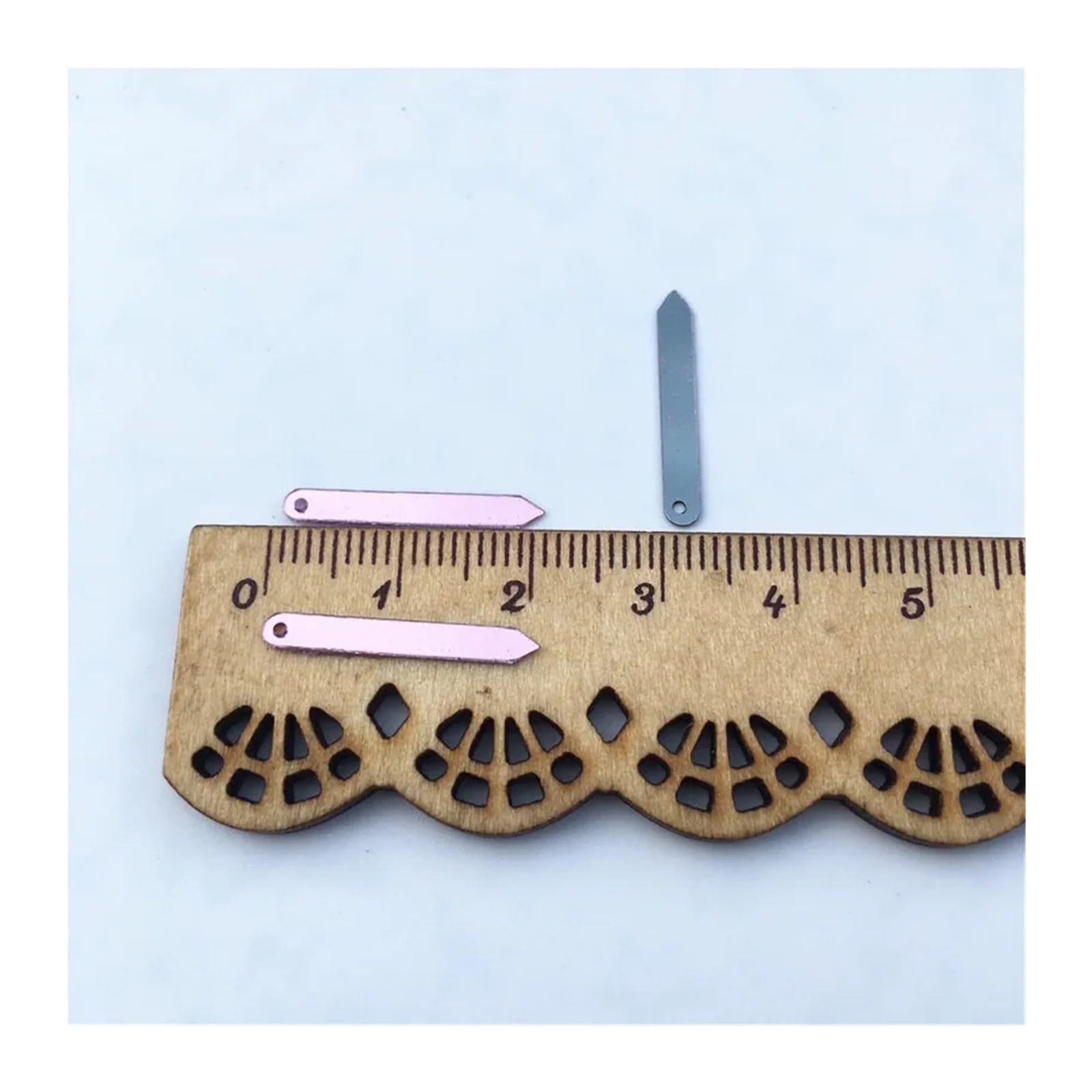 1000 piezas de 3 x 20 mm con punta de flecha, lentejuelas de PVC, para costura, boda, manualidades, accesorios de ropa (dorado)