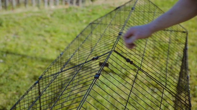 Buitenverblijf met zonwering konijnenhok konijnenkooi metaal 2 kleuren