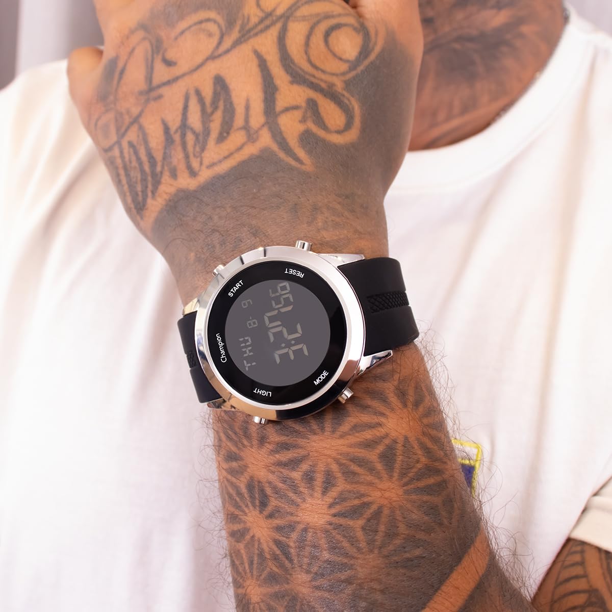 Relógio Masculino Champion Digital Prata Silicone CH40259T em promoção! Veja a oferta e mais achadinhos de Relógios de pulso 5 Hoje é o melhor dia para comprar Relógio Masculino Champion Digital Prata Silicone CH40259T com aquele preço maroto! Promoção! Aproveite a oferta! 5