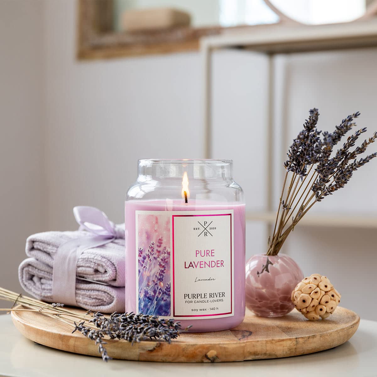Purple River Vela perfumada grande de cera de soja en cristal con tapa, lavanda pura (623 g), fragancia de lavanda fresca para tu hogar, vela perfumada con largo tiempo de combustión de hasta 140
