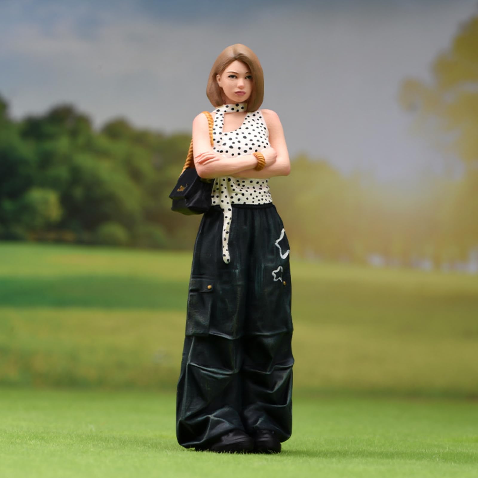 Frauenfigur 1:18 verschränkte Arme stehende Frauenfigur detailreich bemalte Miniaturfiguren