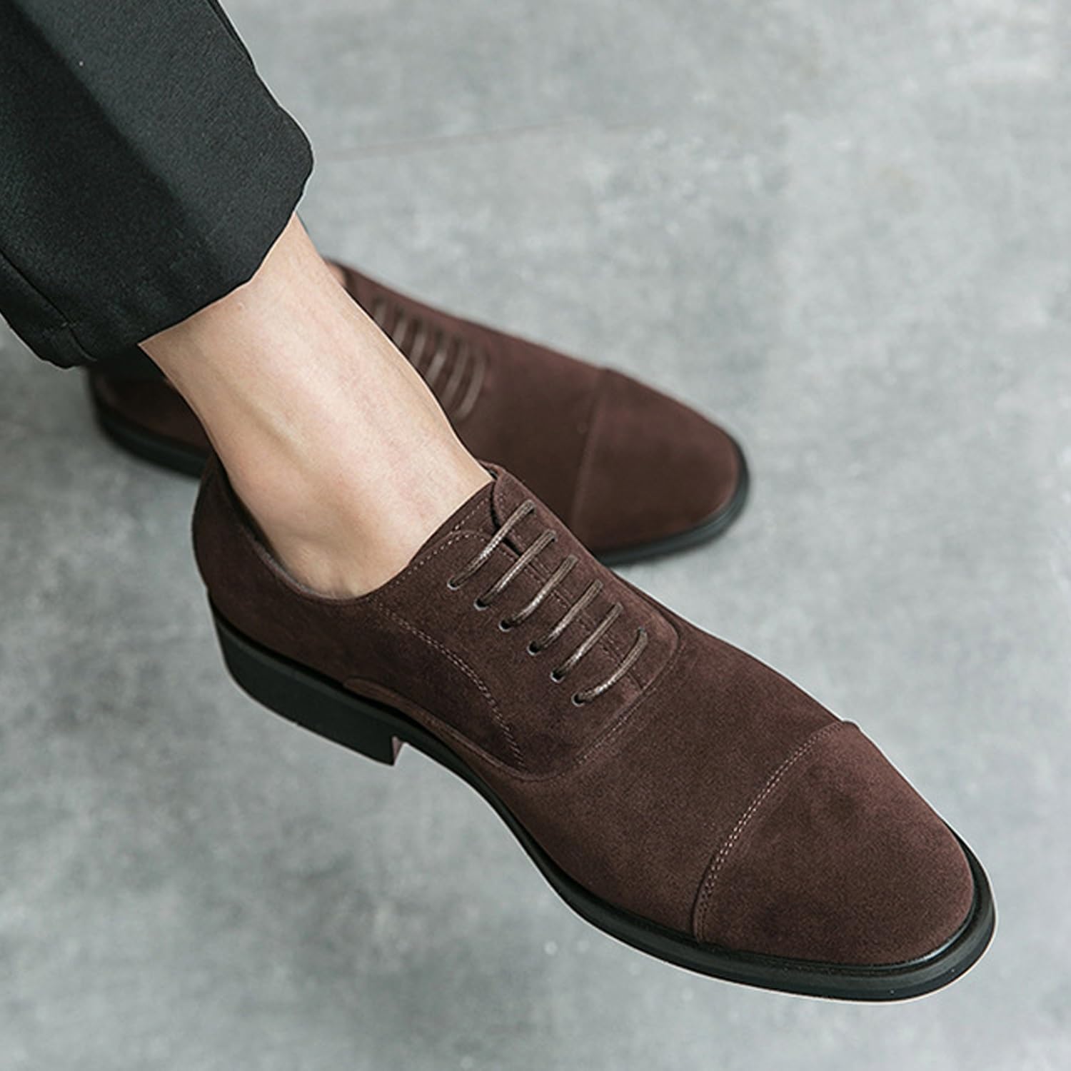 Zapatos Oxford de ante for hombre con detalles cosidos, con cordones, ideales for ocasiones formales de negocios.