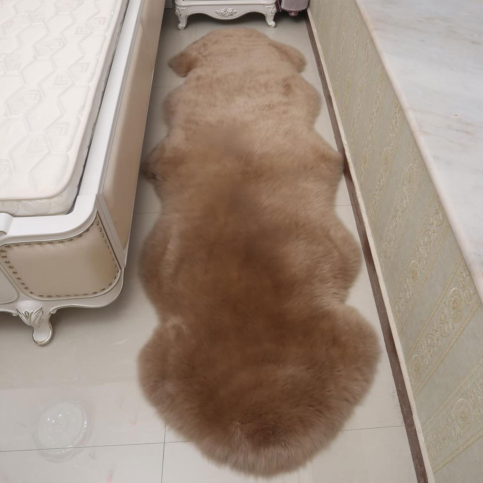 Tapis de chevet en peau de mouton véritable et coussin de canapé en peluche