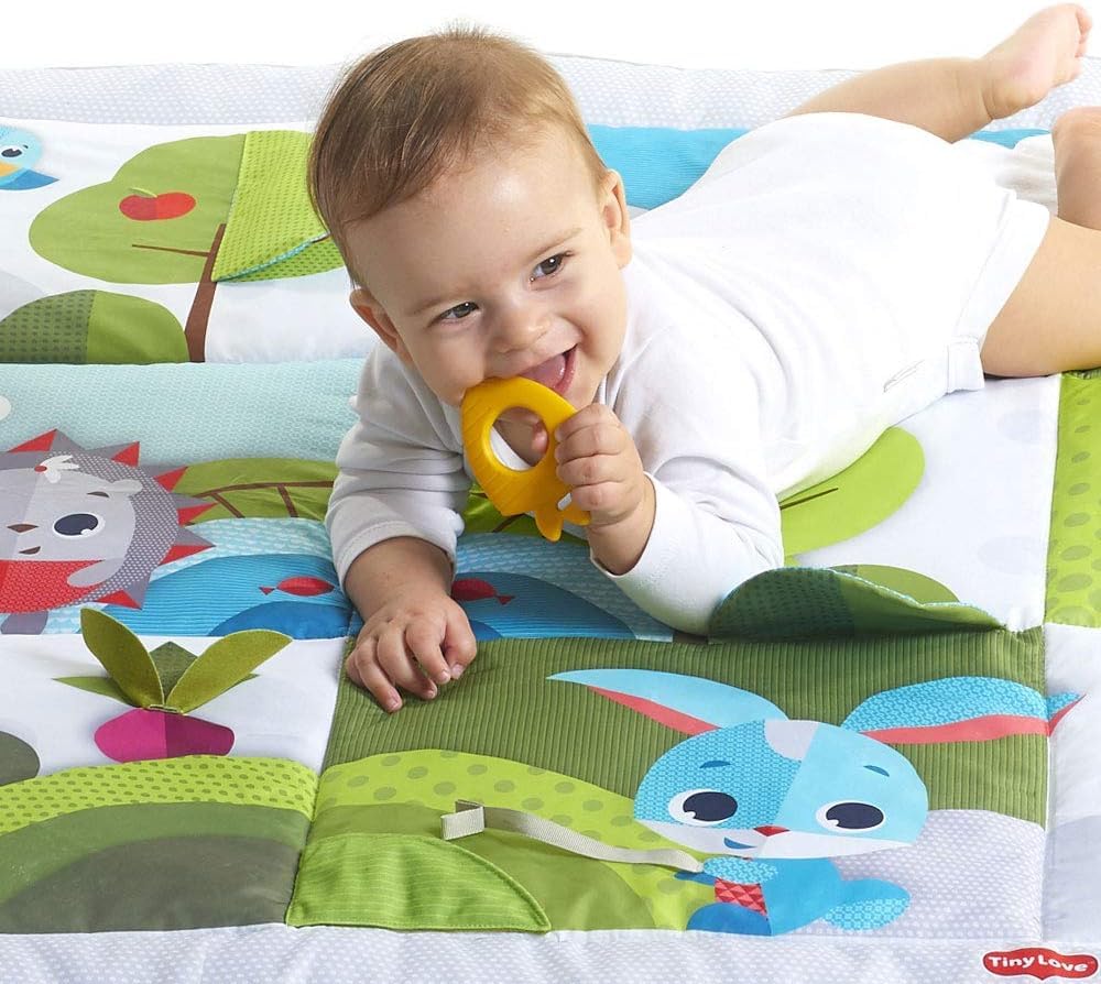 Tiny Love Super Mat, Tapis d'Éveil Bébé XL (150 x 100 cm), 0+ Mois, 9 Activités, Tapis Sensoriel Bébé Doux, Miroir (en Position sur le Ventre), Act. Cache-cache, Anneau de Dentition, Meadow Days
