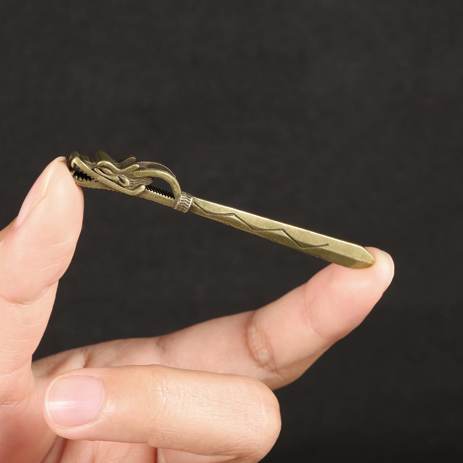 NBKLSWSUI Handmade Brass Creative Sword Statue Sculpture Figurine Copper Small Sculture For Living Room Home Office Desk Bedroom