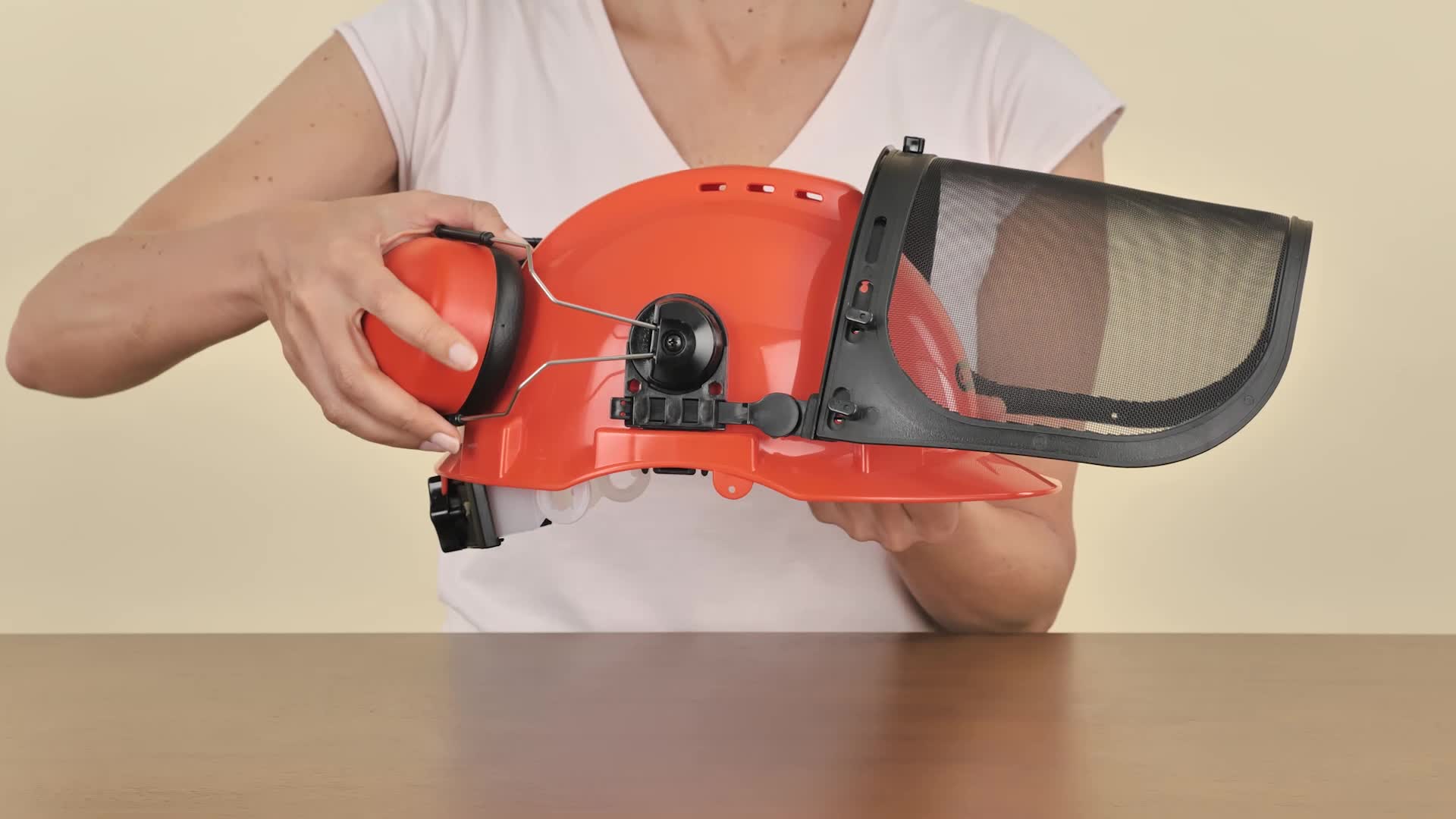 Oregon Yukon Kettensägen-Sicherheitshelm mit Gehörschutz und Netzvisier (562412), Orange, Einheitsgröße – Bild 8