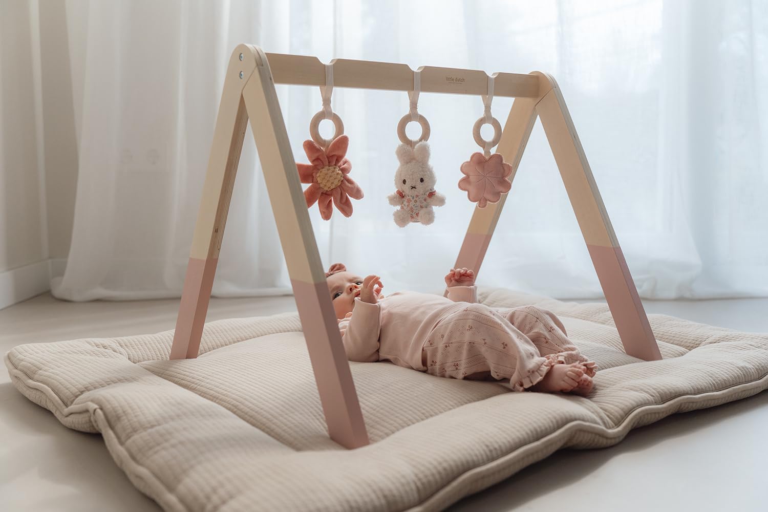 nijntje miffy x Little Dutch Baby Gym Spieltrapez Spielbogen Holz inkl. Anhänger Hase Miffy rosa - Lucky Blossom