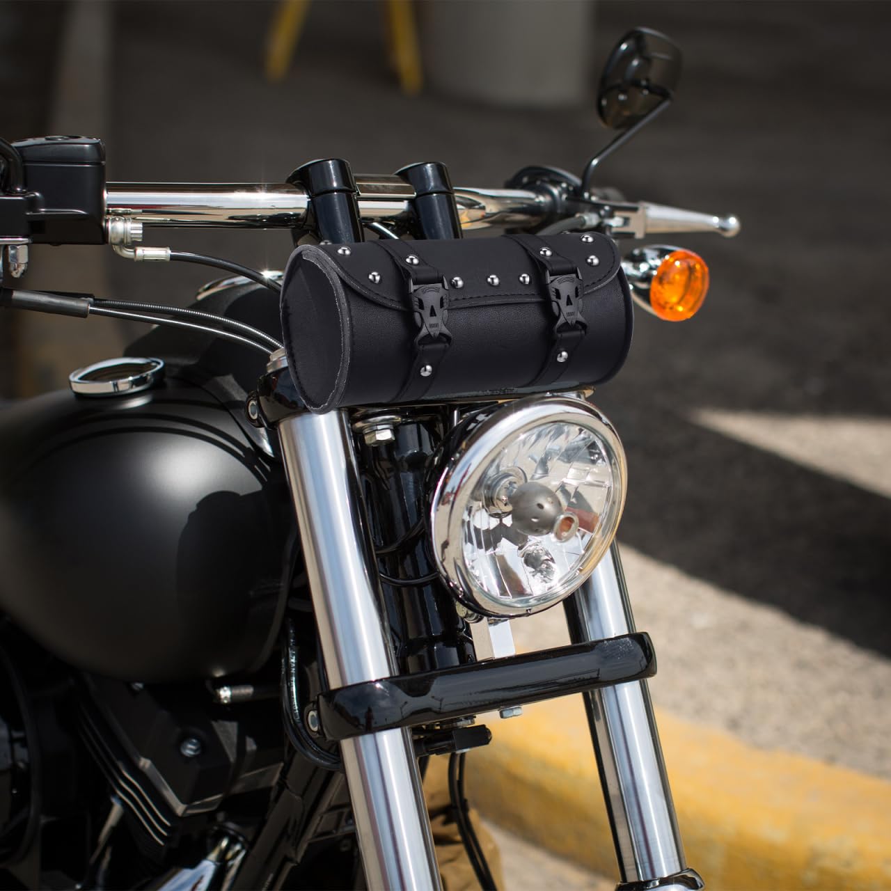 LIOOBO Runde Motorrad Werkzeugrolle aus PU Leder, wasserdichte Satteltasche Universal für Motorrad & Fahrrad, Kleine Werkzeugtasche mit 2 Riemen für Heck, Lenker & Rahmen