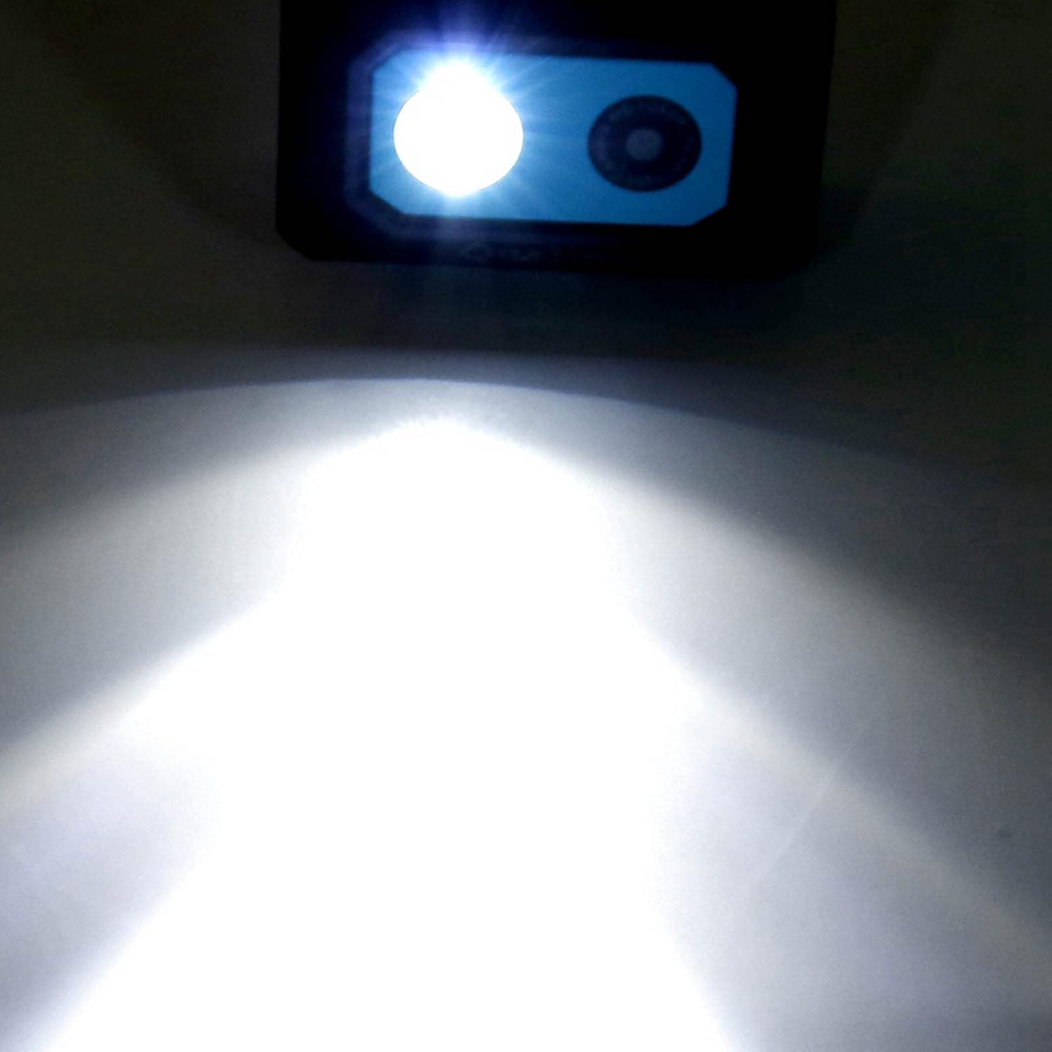 Illustration of the Aumotop camera's LED headlight beam in action
