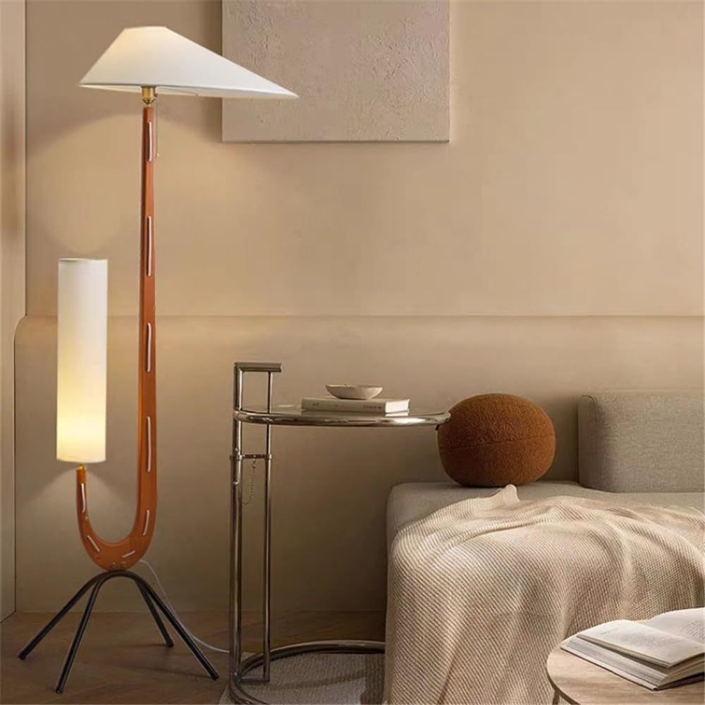 Lampa podłogowa z podwójną głowicą, atmosfera salonu, sofa, lampa pionowa