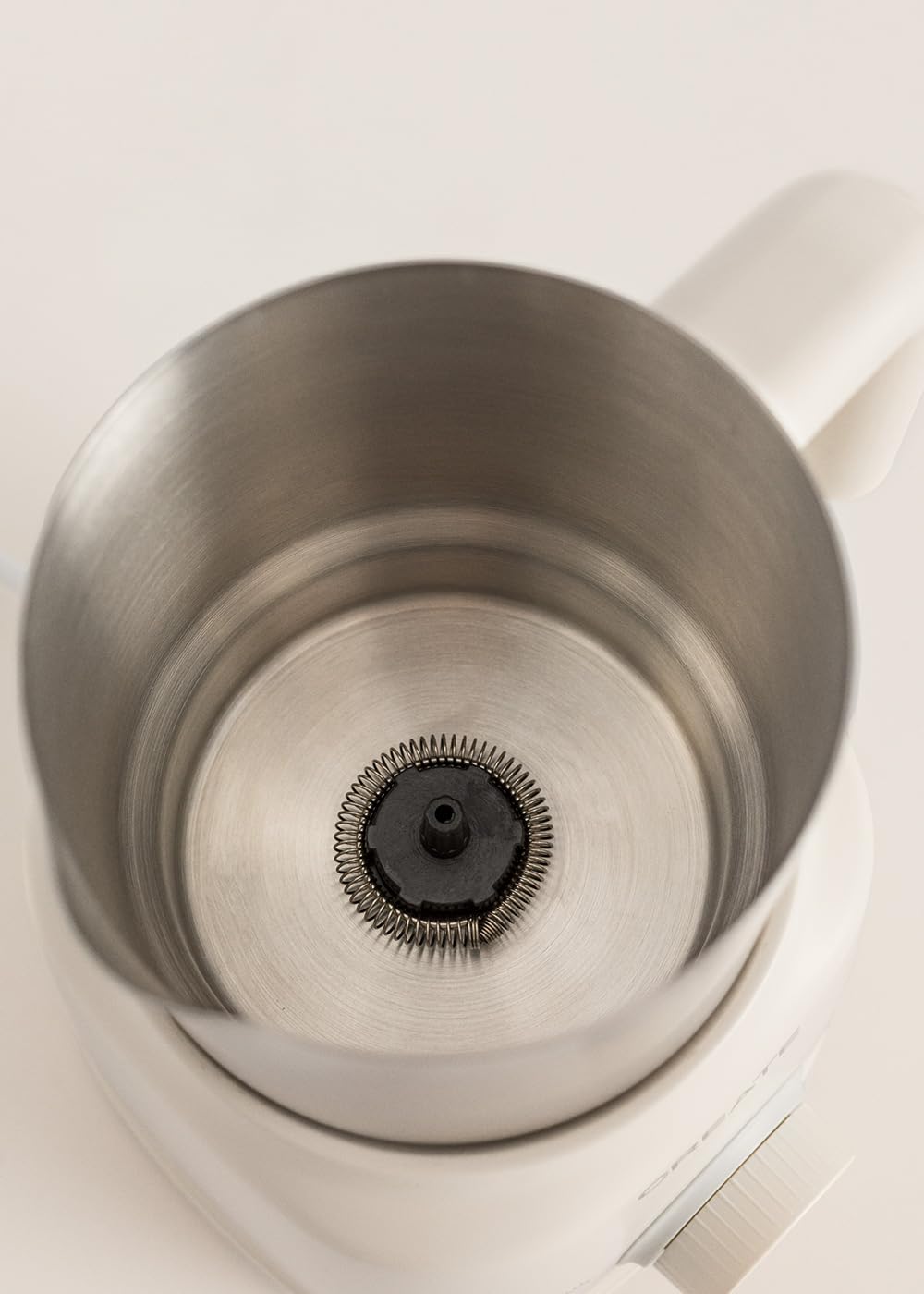 CREATE/MILK FROTHER RETRO/Milchaufschäumer und -erhitzer mit abnehmbarem Krug Cremeweiß/Magnetische Drehzubehörteile, 350ml, für kalte und warme Getränke, 500W