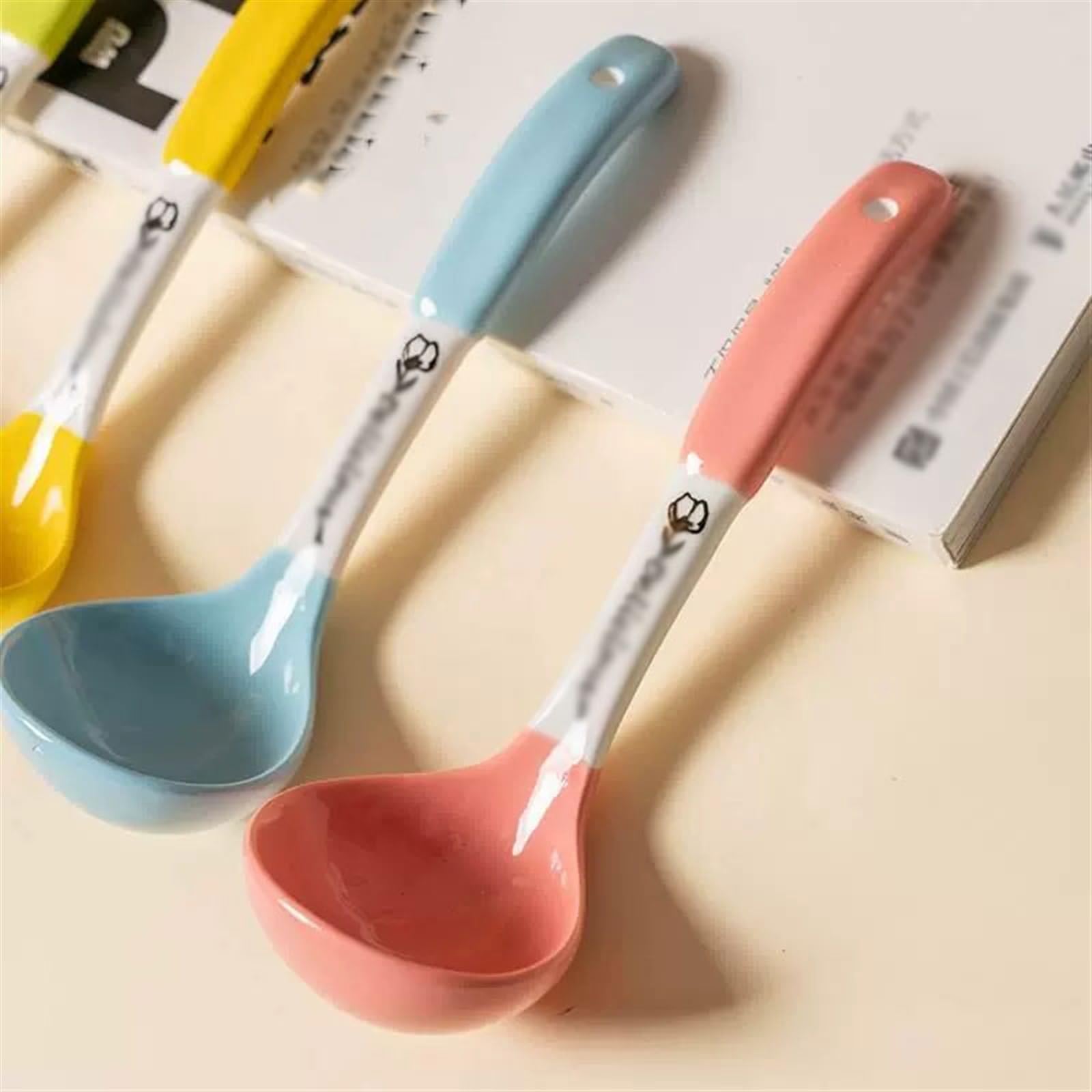 Cuillères à Soupe en céramique pour Usage Domestique Cuillère à Soupe à Long Manche pour Manger des Ramen Cuillère de Service Mignonne et élégante,Multi Colored